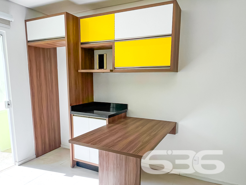 Oportunidade imperdível em Joinville – Geminado no bairro Santa Catarina!

Apresentamos este incrível sobrado geminado, que une modernidade, conforto e excelente localização. Este imóvel é perfeito para quem busca um lar prático e bem planejado.

Com 76,75 m² de área construída, este imóvel foi pensado para aproveitar cada metro quadrado. No piso superior, você encontrará dois dormitórios amplos, sendo um deles com sacada que proporciona luminosidade natural e uma vista agradável, além de um banheiro completo que oferece conforto para o dia a dia.

No térreo, o conceito integrado de sala de estar e jantar com a cozinha cria um ambiente acolhedor, perfeito para reunir a família e receber amigos. Além disso, o imóvel dispõe de um lavabo, garantindo mais praticidade. Ao fundo, um espaço 
que pode ser personalizado para atender suas necessidades, seja como área de lazer ou jardim.

As características deste imóvel incluem:

2 dormitórios no andar superior.
Sala de estar e jantar integradas à cozinha.
Sacada no quarto principal.
Churrasqueira, perfeita para momentos de descontração.
Lavabo no térreo e banheiro no piso superior.
Garagem para 2 veículos, sendo uma vaga coberta.
Espaço nos fundos de 5 m².

Próximo a escolas, transporte público, shopping centers, hospitais e serviços essenciais, este imóvel oferece toda a comodidade que sua rotina exige, além de estar em um bairro tranquilo e bem estruturado.

Não perca a oportunidade de viver em um espaço que combina conforto, funcionalidade e localização privilegiada. Entre em contato com a 636 Negócios Imobiliários e agende uma visita hoje mesmo!

Este é mais que um imóvel, é o início de uma nova etapa da sua vida. Vem realizar o seu sonho com a gente!
 
636 NEGÓCIOS IMOBILIÁRIOS: A SUA MELHOR ESCOLHA
Com mais de 30 anos de experiência, a 636 Negócios Imobiliários é sua parceira ideal para encontrar o imóvel perfeito. Estamos prontos para ajudá-lo a fazer deste imóvel o seu novo lar.
 
Telefone: (47) 3451-0636
WhatsApp: (47) 99190-0636
 
Não perca esta oportunidade única. Visite nosso site para mais informações: i636.com.br