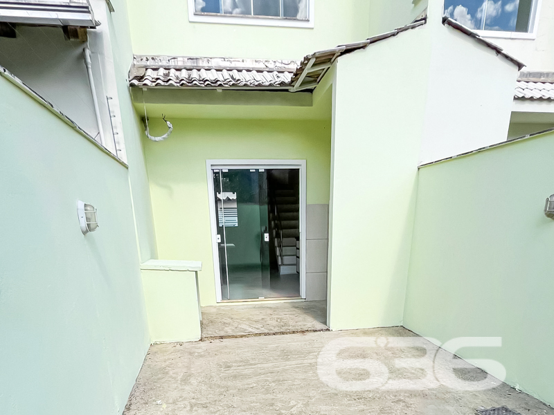 Oportunidade imperdível em Joinville – Geminado no bairro Santa Catarina!

Apresentamos este incrível sobrado geminado, que une modernidade, conforto e excelente localização. Este imóvel é perfeito para quem busca um lar prático e bem planejado.

Com 76,75 m² de área construída, este imóvel foi pensado para aproveitar cada metro quadrado. No piso superior, você encontrará dois dormitórios amplos, sendo um deles com sacada que proporciona luminosidade natural e uma vista agradável, além de um banheiro completo que oferece conforto para o dia a dia.

No térreo, o conceito integrado de sala de estar e jantar com a cozinha cria um ambiente acolhedor, perfeito para reunir a família e receber amigos. Além disso, o imóvel dispõe de um lavabo, garantindo mais praticidade. Ao fundo, um espaço 
que pode ser personalizado para atender suas necessidades, seja como área de lazer ou jardim.

As características deste imóvel incluem:

2 dormitórios no andar superior.
Sala de estar e jantar integradas à cozinha.
Sacada no quarto principal.
Churrasqueira, perfeita para momentos de descontração.
Lavabo no térreo e banheiro no piso superior.
Garagem para 2 veículos, sendo uma vaga coberta.
Espaço nos fundos de 5 m².

Próximo a escolas, transporte público, shopping centers, hospitais e serviços essenciais, este imóvel oferece toda a comodidade que sua rotina exige, além de estar em um bairro tranquilo e bem estruturado.

Não perca a oportunidade de viver em um espaço que combina conforto, funcionalidade e localização privilegiada. Entre em contato com a 636 Negócios Imobiliários e agende uma visita hoje mesmo!

Este é mais que um imóvel, é o início de uma nova etapa da sua vida. Vem realizar o seu sonho com a gente!
 
636 NEGÓCIOS IMOBILIÁRIOS: A SUA MELHOR ESCOLHA
Com mais de 30 anos de experiência, a 636 Negócios Imobiliários é sua parceira ideal para encontrar o imóvel perfeito. Estamos prontos para ajudá-lo a fazer deste imóvel o seu novo lar.
 
Telefone: (47) 3451-0636
WhatsApp: (47) 99190-0636
 
Não perca esta oportunidade única. Visite nosso site para mais informações: i636.com.br