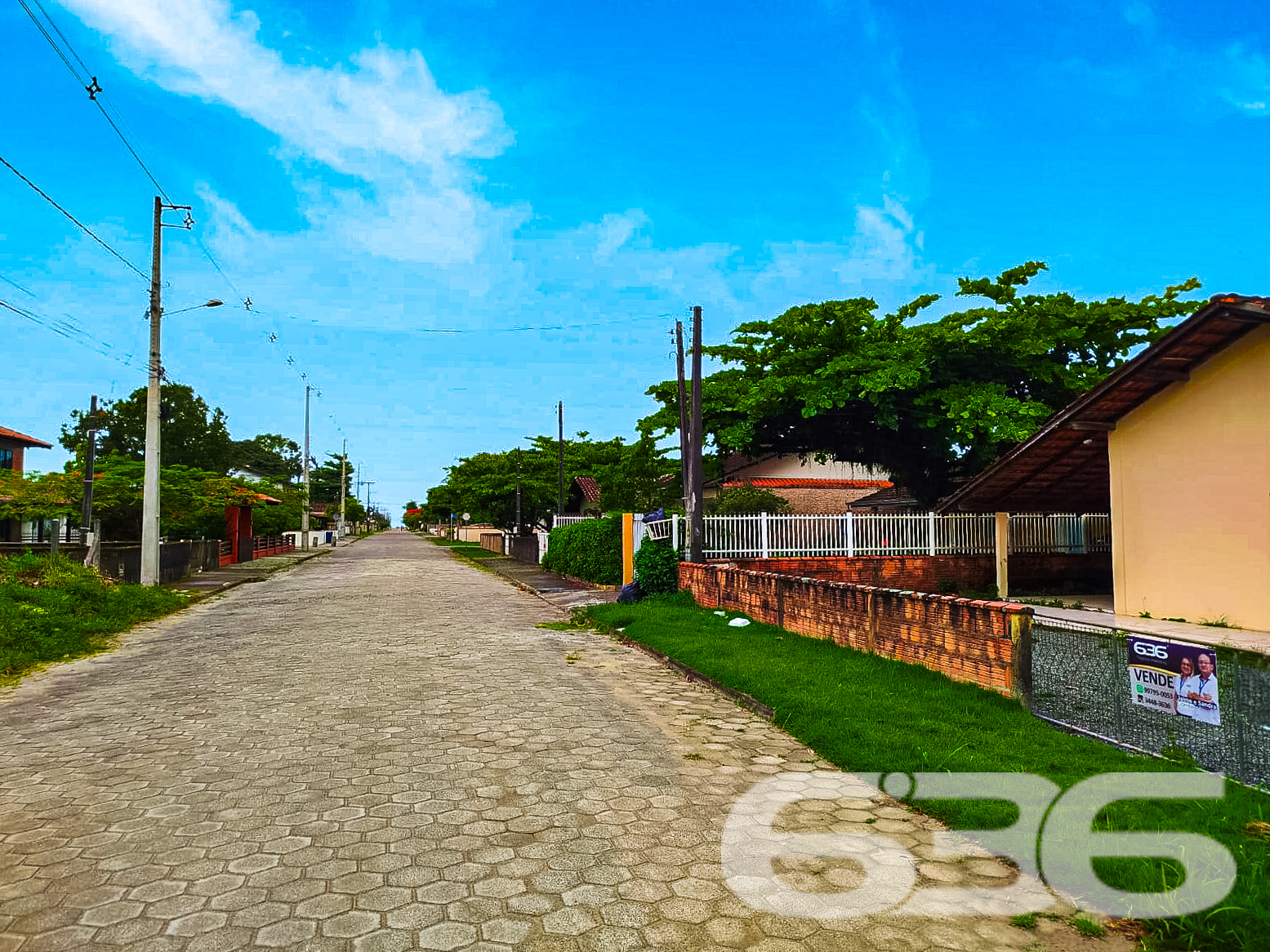 Residência Padrão Térrea em Ubatuba, São Francisco do Sul - SC
Descubra o prazer de morar em Ubatuba, um dos bairros mais tranquilos e charmosos de São Francisco do Sul. Apresentamos uma oportunidade única para quem busca conforto, segurança e a comodidade de estar próximo às belezas naturais que só a região pode oferecer.
Esta propriedade encantadora está situada em um terreno plano com 361,20 m², proporcionando um ambiente espaçoso tanto dentro quanto fora da casa.
A casa de 90 m², apresenta uma excelente distribuição interna, incluindo três confortáveis dormitórios, dois banheiros completos, uma ampla sala de estar, copa e cozinha conjugadas, além de uma prática área de serviço. A garagem coberta oferece conveniência e proteção para seu veículo, e o imóvel, totalmente murado, garante segurança e privacidade.
A sala de estar é ampla, permitindo diversas possibilidades de decoração e uso. A copa e cozinha conjugadas otimizam o espaço e facilitam o dia a dia, tornando cada momento das refeições prático e especial.
Externamente, a casa destaca-se pela sua fachada atraente com telhado de cerâmica e um amplo quintal com potencial para paisagismo ou até mesmo a construção de uma área gourmet externa, perfeita para reunir amigos e família. A localização em rua pavimentada assegura fácil acesso e comodidade, além de estar inserida em um contexto urbano com infraestrutura completa.
Ideal para famílias que desejam espaço e conforto ou para quem está procurando uma excelente oportunidade de investimento em uma área valorizada, esta residência em Ubatuba é uma escolha acertada para quem deseja qualidade de vida com tranquilidade e segurança.
Não perca a chance de conhecer este encantador lar. Agende sua visita e venha descobrir pessoalmente todas as possibilidades que esta casa tem a oferecer. Será um prazer apresentá-lo a seu novo endereço em São Francisco do Sul.
636 NEGÓCIOS IMOBILIÁRIOS: A SUA MELHOR ESCOLHA
Com mais de 30 anos de experiência, a 636 Negócios Imobiliários é sua parceira ideal para encontrar o imóvel perfeito. Estamos prontos para ajudá-lo a fazer deste imóvel o seu novo lar.
Telefone: (47) 3451-0636
WhatsApp: (47) 99190-0636
Não perca esta oportunidade única. Visite nosso site para mais informações: i636.com.br