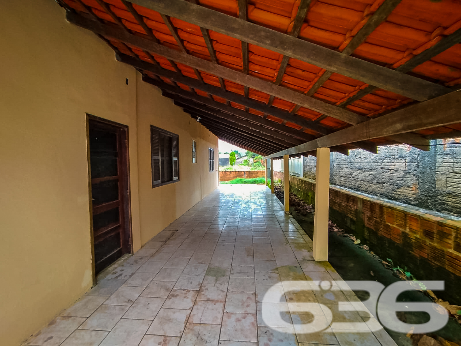 Residência Padrão Térrea em Ubatuba, São Francisco do Sul - SC
Descubra o prazer de morar em Ubatuba, um dos bairros mais tranquilos e charmosos de São Francisco do Sul. Apresentamos uma oportunidade única para quem busca conforto, segurança e a comodidade de estar próximo às belezas naturais que só a região pode oferecer.
Esta propriedade encantadora está situada em um terreno plano com 361,20 m², proporcionando um ambiente espaçoso tanto dentro quanto fora da casa.
A casa de 90 m², apresenta uma excelente distribuição interna, incluindo três confortáveis dormitórios, dois banheiros completos, uma ampla sala de estar, copa e cozinha conjugadas, além de uma prática área de serviço. A garagem coberta oferece conveniência e proteção para seu veículo, e o imóvel, totalmente murado, garante segurança e privacidade.
A sala de estar é ampla, permitindo diversas possibilidades de decoração e uso. A copa e cozinha conjugadas otimizam o espaço e facilitam o dia a dia, tornando cada momento das refeições prático e especial.
Externamente, a casa destaca-se pela sua fachada atraente com telhado de cerâmica e um amplo quintal com potencial para paisagismo ou até mesmo a construção de uma área gourmet externa, perfeita para reunir amigos e família. A localização em rua pavimentada assegura fácil acesso e comodidade, além de estar inserida em um contexto urbano com infraestrutura completa.
Ideal para famílias que desejam espaço e conforto ou para quem está procurando uma excelente oportunidade de investimento em uma área valorizada, esta residência em Ubatuba é uma escolha acertada para quem deseja qualidade de vida com tranquilidade e segurança.
Não perca a chance de conhecer este encantador lar. Agende sua visita e venha descobrir pessoalmente todas as possibilidades que esta casa tem a oferecer. Será um prazer apresentá-lo a seu novo endereço em São Francisco do Sul.
636 NEGÓCIOS IMOBILIÁRIOS: A SUA MELHOR ESCOLHA
Com mais de 30 anos de experiência, a 636 Negócios Imobiliários é sua parceira ideal para encontrar o imóvel perfeito. Estamos prontos para ajudá-lo a fazer deste imóvel o seu novo lar.
Telefone: (47) 3451-0636
WhatsApp: (47) 99190-0636
Não perca esta oportunidade única. Visite nosso site para mais informações: i636.com.br