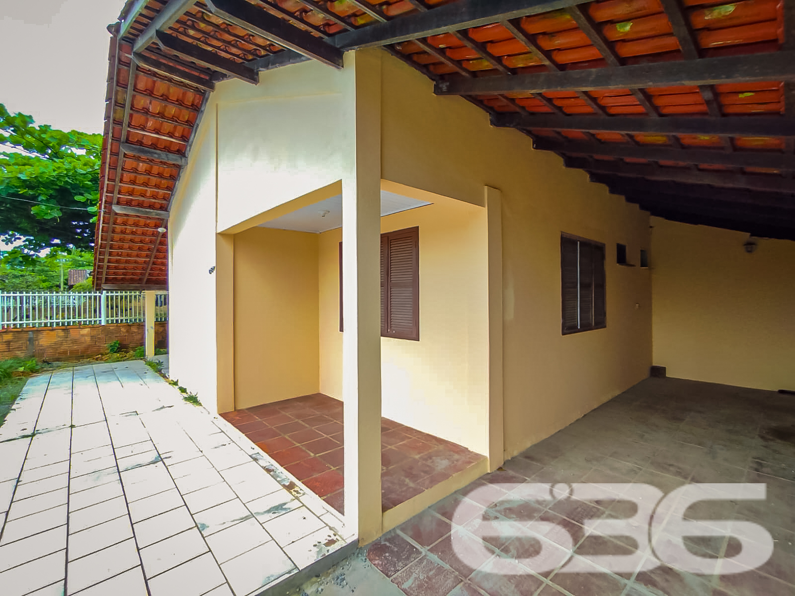 Residência Padrão Térrea em Ubatuba, São Francisco do Sul - SC
Descubra o prazer de morar em Ubatuba, um dos bairros mais tranquilos e charmosos de São Francisco do Sul. Apresentamos uma oportunidade única para quem busca conforto, segurança e a comodidade de estar próximo às belezas naturais que só a região pode oferecer.
Esta propriedade encantadora está situada em um terreno plano com 361,20 m², proporcionando um ambiente espaçoso tanto dentro quanto fora da casa.
A casa de 90 m², apresenta uma excelente distribuição interna, incluindo três confortáveis dormitórios, dois banheiros completos, uma ampla sala de estar, copa e cozinha conjugadas, além de uma prática área de serviço. A garagem coberta oferece conveniência e proteção para seu veículo, e o imóvel, totalmente murado, garante segurança e privacidade.
A sala de estar é ampla, permitindo diversas possibilidades de decoração e uso. A copa e cozinha conjugadas otimizam o espaço e facilitam o dia a dia, tornando cada momento das refeições prático e especial.
Externamente, a casa destaca-se pela sua fachada atraente com telhado de cerâmica e um amplo quintal com potencial para paisagismo ou até mesmo a construção de uma área gourmet externa, perfeita para reunir amigos e família. A localização em rua pavimentada assegura fácil acesso e comodidade, além de estar inserida em um contexto urbano com infraestrutura completa.
Ideal para famílias que desejam espaço e conforto ou para quem está procurando uma excelente oportunidade de investimento em uma área valorizada, esta residência em Ubatuba é uma escolha acertada para quem deseja qualidade de vida com tranquilidade e segurança.
Não perca a chance de conhecer este encantador lar. Agende sua visita e venha descobrir pessoalmente todas as possibilidades que esta casa tem a oferecer. Será um prazer apresentá-lo a seu novo endereço em São Francisco do Sul.
636 NEGÓCIOS IMOBILIÁRIOS: A SUA MELHOR ESCOLHA
Com mais de 30 anos de experiência, a 636 Negócios Imobiliários é sua parceira ideal para encontrar o imóvel perfeito. Estamos prontos para ajudá-lo a fazer deste imóvel o seu novo lar.
Telefone: (47) 3451-0636
WhatsApp: (47) 99190-0636
Não perca esta oportunidade única. Visite nosso site para mais informações: i636.com.br
