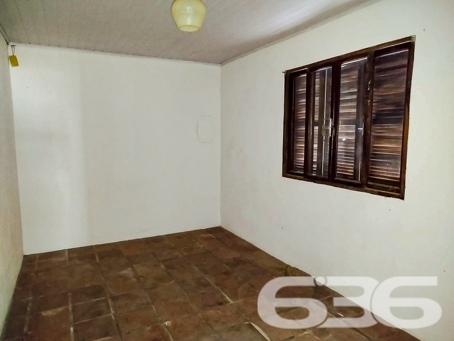 Residência Padrão Térrea em Ubatuba, São Francisco do Sul - SC
Descubra o prazer de morar em Ubatuba, um dos bairros mais tranquilos e charmosos de São Francisco do Sul. Apresentamos uma oportunidade única para quem busca conforto, segurança e a comodidade de estar próximo às belezas naturais que só a região pode oferecer.
Esta propriedade encantadora está situada em um terreno plano com 361,20 m², proporcionando um ambiente espaçoso tanto dentro quanto fora da casa.
A casa de 90 m², apresenta uma excelente distribuição interna, incluindo três confortáveis dormitórios, dois banheiros completos, uma ampla sala de estar, copa e cozinha conjugadas, além de uma prática área de serviço. A garagem coberta oferece conveniência e proteção para seu veículo, e o imóvel, totalmente murado, garante segurança e privacidade.
A sala de estar é ampla, permitindo diversas possibilidades de decoração e uso. A copa e cozinha conjugadas otimizam o espaço e facilitam o dia a dia, tornando cada momento das refeições prático e especial.
Externamente, a casa destaca-se pela sua fachada atraente com telhado de cerâmica e um amplo quintal com potencial para paisagismo ou até mesmo a construção de uma área gourmet externa, perfeita para reunir amigos e família. A localização em rua pavimentada assegura fácil acesso e comodidade, além de estar inserida em um contexto urbano com infraestrutura completa.
Ideal para famílias que desejam espaço e conforto ou para quem está procurando uma excelente oportunidade de investimento em uma área valorizada, esta residência em Ubatuba é uma escolha acertada para quem deseja qualidade de vida com tranquilidade e segurança.
Não perca a chance de conhecer este encantador lar. Agende sua visita e venha descobrir pessoalmente todas as possibilidades que esta casa tem a oferecer. Será um prazer apresentá-lo a seu novo endereço em São Francisco do Sul.
636 NEGÓCIOS IMOBILIÁRIOS: A SUA MELHOR ESCOLHA
Com mais de 30 anos de experiência, a 636 Negócios Imobiliários é sua parceira ideal para encontrar o imóvel perfeito. Estamos prontos para ajudá-lo a fazer deste imóvel o seu novo lar.
Telefone: (47) 3451-0636
WhatsApp: (47) 99190-0636
Não perca esta oportunidade única. Visite nosso site para mais informações: i636.com.br