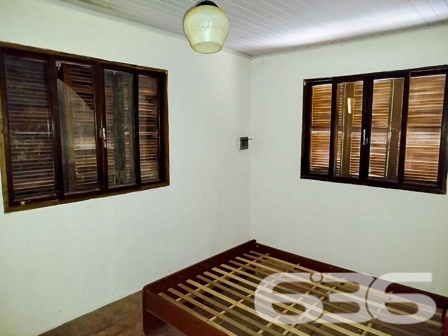 Residência Padrão Térrea em Ubatuba, São Francisco do Sul - SC
Descubra o prazer de morar em Ubatuba, um dos bairros mais tranquilos e charmosos de São Francisco do Sul. Apresentamos uma oportunidade única para quem busca conforto, segurança e a comodidade de estar próximo às belezas naturais que só a região pode oferecer.
Esta propriedade encantadora está situada em um terreno plano com 361,20 m², proporcionando um ambiente espaçoso tanto dentro quanto fora da casa.
A casa de 90 m², apresenta uma excelente distribuição interna, incluindo três confortáveis dormitórios, dois banheiros completos, uma ampla sala de estar, copa e cozinha conjugadas, além de uma prática área de serviço. A garagem coberta oferece conveniência e proteção para seu veículo, e o imóvel, totalmente murado, garante segurança e privacidade.
A sala de estar é ampla, permitindo diversas possibilidades de decoração e uso. A copa e cozinha conjugadas otimizam o espaço e facilitam o dia a dia, tornando cada momento das refeições prático e especial.
Externamente, a casa destaca-se pela sua fachada atraente com telhado de cerâmica e um amplo quintal com potencial para paisagismo ou até mesmo a construção de uma área gourmet externa, perfeita para reunir amigos e família. A localização em rua pavimentada assegura fácil acesso e comodidade, além de estar inserida em um contexto urbano com infraestrutura completa.
Ideal para famílias que desejam espaço e conforto ou para quem está procurando uma excelente oportunidade de investimento em uma área valorizada, esta residência em Ubatuba é uma escolha acertada para quem deseja qualidade de vida com tranquilidade e segurança.
Não perca a chance de conhecer este encantador lar. Agende sua visita e venha descobrir pessoalmente todas as possibilidades que esta casa tem a oferecer. Será um prazer apresentá-lo a seu novo endereço em São Francisco do Sul.
636 NEGÓCIOS IMOBILIÁRIOS: A SUA MELHOR ESCOLHA
Com mais de 30 anos de experiência, a 636 Negócios Imobiliários é sua parceira ideal para encontrar o imóvel perfeito. Estamos prontos para ajudá-lo a fazer deste imóvel o seu novo lar.
Telefone: (47) 3451-0636
WhatsApp: (47) 99190-0636
Não perca esta oportunidade única. Visite nosso site para mais informações: i636.com.br