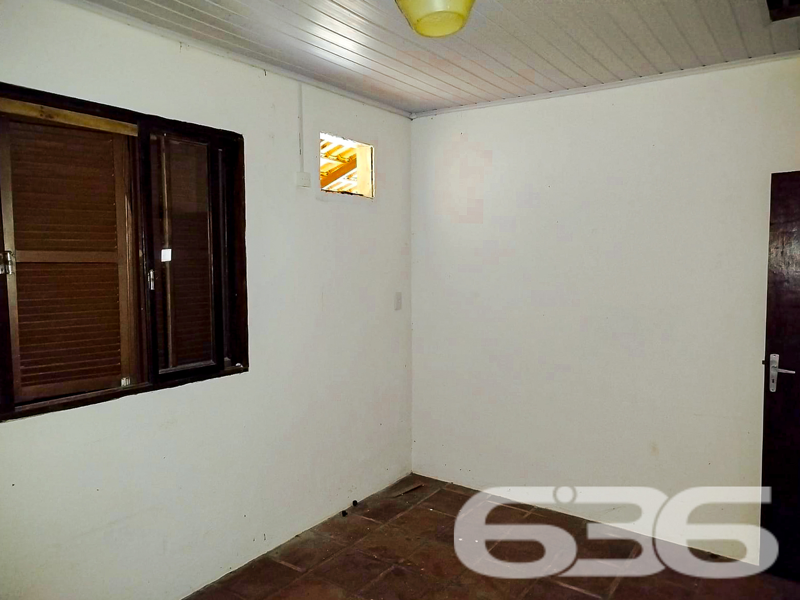 Residência Padrão Térrea em Ubatuba, São Francisco do Sul - SC
Descubra o prazer de morar em Ubatuba, um dos bairros mais tranquilos e charmosos de São Francisco do Sul. Apresentamos uma oportunidade única para quem busca conforto, segurança e a comodidade de estar próximo às belezas naturais que só a região pode oferecer.
Esta propriedade encantadora está situada em um terreno plano com 361,20 m², proporcionando um ambiente espaçoso tanto dentro quanto fora da casa.
A casa de 90 m², apresenta uma excelente distribuição interna, incluindo três confortáveis dormitórios, dois banheiros completos, uma ampla sala de estar, copa e cozinha conjugadas, além de uma prática área de serviço. A garagem coberta oferece conveniência e proteção para seu veículo, e o imóvel, totalmente murado, garante segurança e privacidade.
A sala de estar é ampla, permitindo diversas possibilidades de decoração e uso. A copa e cozinha conjugadas otimizam o espaço e facilitam o dia a dia, tornando cada momento das refeições prático e especial.
Externamente, a casa destaca-se pela sua fachada atraente com telhado de cerâmica e um amplo quintal com potencial para paisagismo ou até mesmo a construção de uma área gourmet externa, perfeita para reunir amigos e família. A localização em rua pavimentada assegura fácil acesso e comodidade, além de estar inserida em um contexto urbano com infraestrutura completa.
Ideal para famílias que desejam espaço e conforto ou para quem está procurando uma excelente oportunidade de investimento em uma área valorizada, esta residência em Ubatuba é uma escolha acertada para quem deseja qualidade de vida com tranquilidade e segurança.
Não perca a chance de conhecer este encantador lar. Agende sua visita e venha descobrir pessoalmente todas as possibilidades que esta casa tem a oferecer. Será um prazer apresentá-lo a seu novo endereço em São Francisco do Sul.
636 NEGÓCIOS IMOBILIÁRIOS: A SUA MELHOR ESCOLHA
Com mais de 30 anos de experiência, a 636 Negócios Imobiliários é sua parceira ideal para encontrar o imóvel perfeito. Estamos prontos para ajudá-lo a fazer deste imóvel o seu novo lar.
Telefone: (47) 3451-0636
WhatsApp: (47) 99190-0636
Não perca esta oportunidade única. Visite nosso site para mais informações: i636.com.br