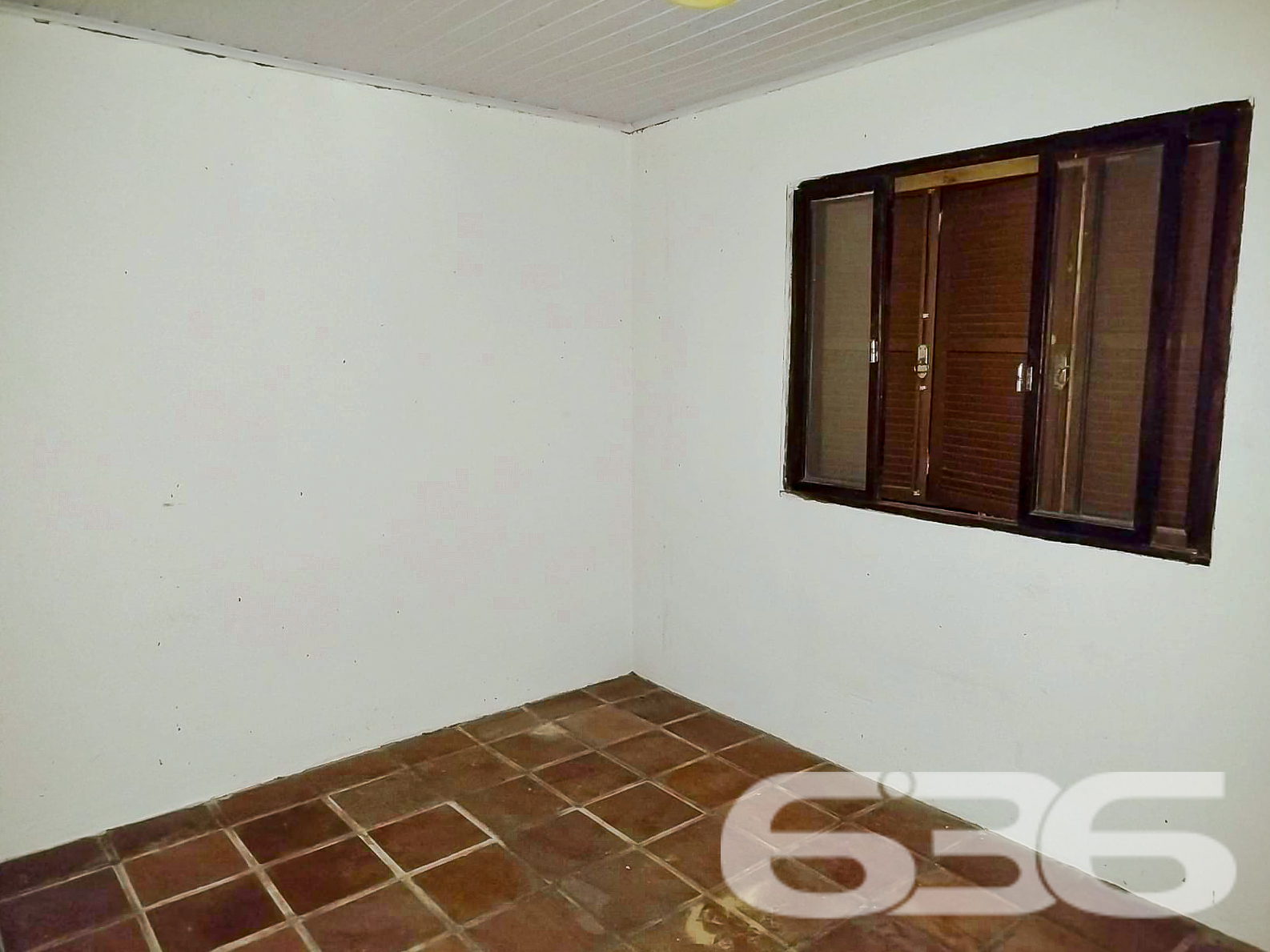 Residência Padrão Térrea em Ubatuba, São Francisco do Sul - SC
Descubra o prazer de morar em Ubatuba, um dos bairros mais tranquilos e charmosos de São Francisco do Sul. Apresentamos uma oportunidade única para quem busca conforto, segurança e a comodidade de estar próximo às belezas naturais que só a região pode oferecer.
Esta propriedade encantadora está situada em um terreno plano com 361,20 m², proporcionando um ambiente espaçoso tanto dentro quanto fora da casa.
A casa de 90 m², apresenta uma excelente distribuição interna, incluindo três confortáveis dormitórios, dois banheiros completos, uma ampla sala de estar, copa e cozinha conjugadas, além de uma prática área de serviço. A garagem coberta oferece conveniência e proteção para seu veículo, e o imóvel, totalmente murado, garante segurança e privacidade.
A sala de estar é ampla, permitindo diversas possibilidades de decoração e uso. A copa e cozinha conjugadas otimizam o espaço e facilitam o dia a dia, tornando cada momento das refeições prático e especial.
Externamente, a casa destaca-se pela sua fachada atraente com telhado de cerâmica e um amplo quintal com potencial para paisagismo ou até mesmo a construção de uma área gourmet externa, perfeita para reunir amigos e família. A localização em rua pavimentada assegura fácil acesso e comodidade, além de estar inserida em um contexto urbano com infraestrutura completa.
Ideal para famílias que desejam espaço e conforto ou para quem está procurando uma excelente oportunidade de investimento em uma área valorizada, esta residência em Ubatuba é uma escolha acertada para quem deseja qualidade de vida com tranquilidade e segurança.
Não perca a chance de conhecer este encantador lar. Agende sua visita e venha descobrir pessoalmente todas as possibilidades que esta casa tem a oferecer. Será um prazer apresentá-lo a seu novo endereço em São Francisco do Sul.
636 NEGÓCIOS IMOBILIÁRIOS: A SUA MELHOR ESCOLHA
Com mais de 30 anos de experiência, a 636 Negócios Imobiliários é sua parceira ideal para encontrar o imóvel perfeito. Estamos prontos para ajudá-lo a fazer deste imóvel o seu novo lar.
Telefone: (47) 3451-0636
WhatsApp: (47) 99190-0636
Não perca esta oportunidade única. Visite nosso site para mais informações: i636.com.br