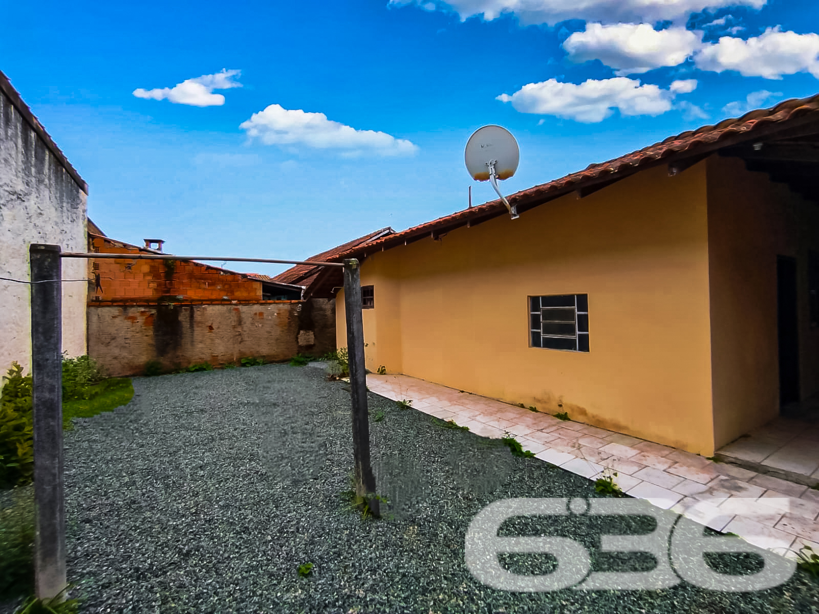 Residência Padrão Térrea em Ubatuba, São Francisco do Sul - SC
Descubra o prazer de morar em Ubatuba, um dos bairros mais tranquilos e charmosos de São Francisco do Sul. Apresentamos uma oportunidade única para quem busca conforto, segurança e a comodidade de estar próximo às belezas naturais que só a região pode oferecer.
Esta propriedade encantadora está situada em um terreno plano com 361,20 m², proporcionando um ambiente espaçoso tanto dentro quanto fora da casa.
A casa de 90 m², apresenta uma excelente distribuição interna, incluindo três confortáveis dormitórios, dois banheiros completos, uma ampla sala de estar, copa e cozinha conjugadas, além de uma prática área de serviço. A garagem coberta oferece conveniência e proteção para seu veículo, e o imóvel, totalmente murado, garante segurança e privacidade.
A sala de estar é ampla, permitindo diversas possibilidades de decoração e uso. A copa e cozinha conjugadas otimizam o espaço e facilitam o dia a dia, tornando cada momento das refeições prático e especial.
Externamente, a casa destaca-se pela sua fachada atraente com telhado de cerâmica e um amplo quintal com potencial para paisagismo ou até mesmo a construção de uma área gourmet externa, perfeita para reunir amigos e família. A localização em rua pavimentada assegura fácil acesso e comodidade, além de estar inserida em um contexto urbano com infraestrutura completa.
Ideal para famílias que desejam espaço e conforto ou para quem está procurando uma excelente oportunidade de investimento em uma área valorizada, esta residência em Ubatuba é uma escolha acertada para quem deseja qualidade de vida com tranquilidade e segurança.
Não perca a chance de conhecer este encantador lar. Agende sua visita e venha descobrir pessoalmente todas as possibilidades que esta casa tem a oferecer. Será um prazer apresentá-lo a seu novo endereço em São Francisco do Sul.
636 NEGÓCIOS IMOBILIÁRIOS: A SUA MELHOR ESCOLHA
Com mais de 30 anos de experiência, a 636 Negócios Imobiliários é sua parceira ideal para encontrar o imóvel perfeito. Estamos prontos para ajudá-lo a fazer deste imóvel o seu novo lar.
Telefone: (47) 3451-0636
WhatsApp: (47) 99190-0636
Não perca esta oportunidade única. Visite nosso site para mais informações: i636.com.br
