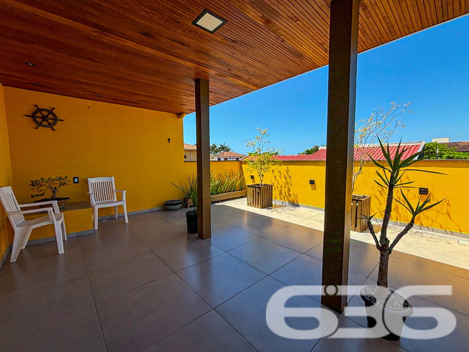 Sobrado à Venda em São Francisco do Sul – Ubatuba: Conforto, Espaço e Excelente Localização!
Apresentamos este maravilhoso sobrado em São Francisco do Sul, no charmoso bairro Ubatuba. Um imóvel que combina espaço, conforto e praticidade, perfeito para quem busca viver com qualidade e proximidade do mar. Localizado a apenas 400 metros da praia e em rua pavimentada, este imóvel é ideal para famílias grandes, investidores ou até mesmo para quem deseja unir moradia e rendimento. Estuda permuta.
Composição do Imóvel:
Dormitórios: 4 dormitórios amplos.
Cozinhas: 2 cozinhas completas, com móveis planejados que permanecem no imóvel.
Salas: 2 salas integradas (estar e jantar), bem iluminadas e arejadas.
Banheiros: 3 banheiros modernos, todos reformados.
Garagens: Espaço para até 4 veículos em vagas cobertas.
Área de Lazer: Ampla churrasqueira, perfeita para receber amigos e familiares.
Varandas e Terraço: O imóvel conta com 2 varandas e um terraço com pergolado, ideal para relaxar ou apreciar a vista do bairro.
Lavanderia e Depósito: Praticidade para o dia a dia, com espaço funcional para organização.
Oportunidade para Negociação:
Se você busca um sobrado que une funcionalidade, beleza e localização privilegiada, este é o imóvel perfeito para você. Agende uma visita e descubra como este imóvel pode ser o lar dos seus sonhos ou a oportunidade ideal para investimento. Não perca a chance de conhecer esta joia em São Francisco do Sul!
636 NEGÓCIOS IMOBILIÁRIOS: A SUA MELHOR ESCOLHA
Com mais de 30 anos de experiência, a 636 Negócios Imobiliários é sua parceira ideal para encontrar o imóvel perfeito. Estamos prontos para ajudá-lo a fazer deste imóvel o seu novo lar.
Telefone: (47) 3451-0636
WhatsApp: (47) 99190-0636
Não perca esta oportunidade única. Visite nosso site para mais informações: i636.com.br