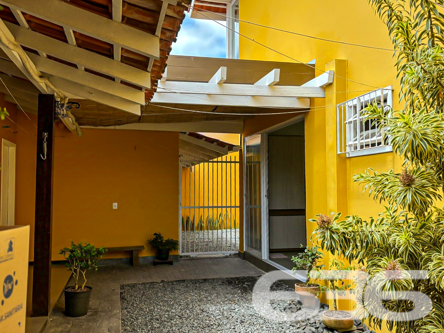 Sobrado à Venda em São Francisco do Sul – Ubatuba: Conforto, Espaço e Excelente Localização!
Apresentamos este maravilhoso sobrado em São Francisco do Sul, no charmoso bairro Ubatuba. Um imóvel que combina espaço, conforto e praticidade, perfeito para quem busca viver com qualidade e proximidade do mar. Localizado a apenas 400 metros da praia e em rua pavimentada, este imóvel é ideal para famílias grandes, investidores ou até mesmo para quem deseja unir moradia e rendimento. Estuda permuta.
Composição do Imóvel:
Dormitórios: 4 dormitórios amplos.
Cozinhas: 2 cozinhas completas, com móveis planejados que permanecem no imóvel.
Salas: 2 salas integradas (estar e jantar), bem iluminadas e arejadas.
Banheiros: 3 banheiros modernos, todos reformados.
Garagens: Espaço para até 4 veículos em vagas cobertas.
Área de Lazer: Ampla churrasqueira, perfeita para receber amigos e familiares.
Varandas e Terraço: O imóvel conta com 2 varandas e um terraço com pergolado, ideal para relaxar ou apreciar a vista do bairro.
Lavanderia e Depósito: Praticidade para o dia a dia, com espaço funcional para organização.
Oportunidade para Negociação:
Se você busca um sobrado que une funcionalidade, beleza e localização privilegiada, este é o imóvel perfeito para você. Agende uma visita e descubra como este imóvel pode ser o lar dos seus sonhos ou a oportunidade ideal para investimento. Não perca a chance de conhecer esta joia em São Francisco do Sul!
636 NEGÓCIOS IMOBILIÁRIOS: A SUA MELHOR ESCOLHA
Com mais de 30 anos de experiência, a 636 Negócios Imobiliários é sua parceira ideal para encontrar o imóvel perfeito. Estamos prontos para ajudá-lo a fazer deste imóvel o seu novo lar.
Telefone: (47) 3451-0636
WhatsApp: (47) 99190-0636
Não perca esta oportunidade única. Visite nosso site para mais informações: i636.com.br