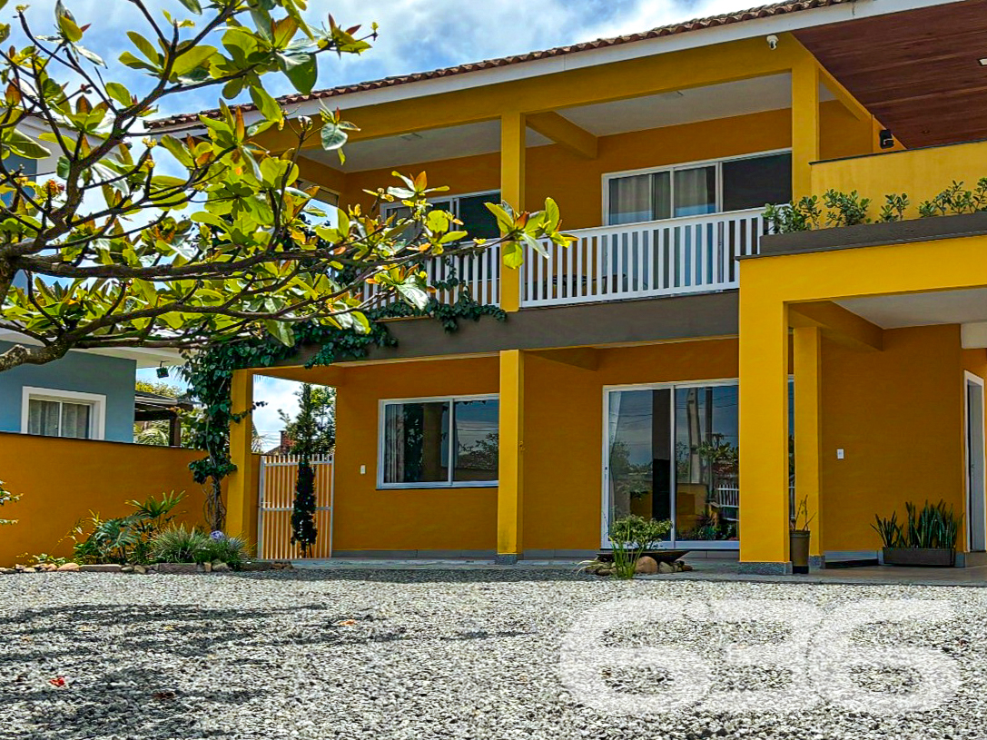 Sobrado à Venda em São Francisco do Sul – Ubatuba: Conforto, Espaço e Excelente Localização!
Apresentamos este maravilhoso sobrado em São Francisco do Sul, no charmoso bairro Ubatuba. Um imóvel que combina espaço, conforto e praticidade, perfeito para quem busca viver com qualidade e proximidade do mar. Localizado a apenas 400 metros da praia e em rua pavimentada, este imóvel é ideal para famílias grandes, investidores ou até mesmo para quem deseja unir moradia e rendimento. Estuda permuta.
Composição do Imóvel:
Dormitórios: 4 dormitórios amplos.
Cozinhas: 2 cozinhas completas, com móveis planejados que permanecem no imóvel.
Salas: 2 salas integradas (estar e jantar), bem iluminadas e arejadas.
Banheiros: 3 banheiros modernos, todos reformados.
Garagens: Espaço para até 4 veículos em vagas cobertas.
Área de Lazer: Ampla churrasqueira, perfeita para receber amigos e familiares.
Varandas e Terraço: O imóvel conta com 2 varandas e um terraço com pergolado, ideal para relaxar ou apreciar a vista do bairro.
Lavanderia e Depósito: Praticidade para o dia a dia, com espaço funcional para organização.
Oportunidade para Negociação:
Se você busca um sobrado que une funcionalidade, beleza e localização privilegiada, este é o imóvel perfeito para você. Agende uma visita e descubra como este imóvel pode ser o lar dos seus sonhos ou a oportunidade ideal para investimento. Não perca a chance de conhecer esta joia em São Francisco do Sul!
636 NEGÓCIOS IMOBILIÁRIOS: A SUA MELHOR ESCOLHA
Com mais de 30 anos de experiência, a 636 Negócios Imobiliários é sua parceira ideal para encontrar o imóvel perfeito. Estamos prontos para ajudá-lo a fazer deste imóvel o seu novo lar.
Telefone: (47) 3451-0636
WhatsApp: (47) 99190-0636
Não perca esta oportunidade única. Visite nosso site para mais informações: i636.com.br