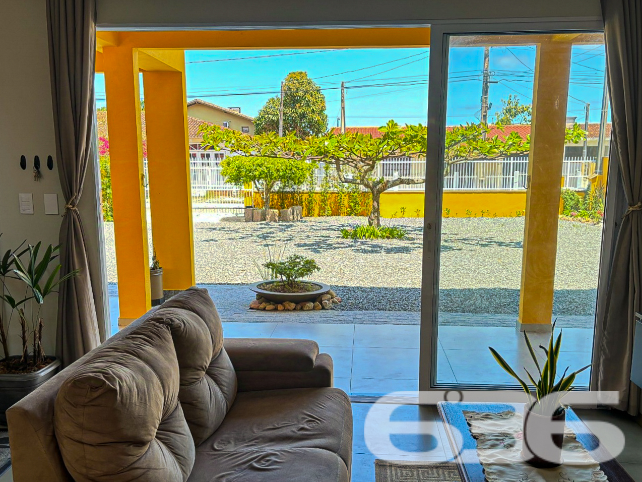 Sobrado à Venda em São Francisco do Sul – Ubatuba: Conforto, Espaço e Excelente Localização!
Apresentamos este maravilhoso sobrado em São Francisco do Sul, no charmoso bairro Ubatuba. Um imóvel que combina espaço, conforto e praticidade, perfeito para quem busca viver com qualidade e proximidade do mar. Localizado a apenas 400 metros da praia e em rua pavimentada, este imóvel é ideal para famílias grandes, investidores ou até mesmo para quem deseja unir moradia e rendimento. Estuda permuta.
Composição do Imóvel:
Dormitórios: 4 dormitórios amplos.
Cozinhas: 2 cozinhas completas, com móveis planejados que permanecem no imóvel.
Salas: 2 salas integradas (estar e jantar), bem iluminadas e arejadas.
Banheiros: 3 banheiros modernos, todos reformados.
Garagens: Espaço para até 4 veículos em vagas cobertas.
Área de Lazer: Ampla churrasqueira, perfeita para receber amigos e familiares.
Varandas e Terraço: O imóvel conta com 2 varandas e um terraço com pergolado, ideal para relaxar ou apreciar a vista do bairro.
Lavanderia e Depósito: Praticidade para o dia a dia, com espaço funcional para organização.
Oportunidade para Negociação:
Se você busca um sobrado que une funcionalidade, beleza e localização privilegiada, este é o imóvel perfeito para você. Agende uma visita e descubra como este imóvel pode ser o lar dos seus sonhos ou a oportunidade ideal para investimento. Não perca a chance de conhecer esta joia em São Francisco do Sul!
636 NEGÓCIOS IMOBILIÁRIOS: A SUA MELHOR ESCOLHA
Com mais de 30 anos de experiência, a 636 Negócios Imobiliários é sua parceira ideal para encontrar o imóvel perfeito. Estamos prontos para ajudá-lo a fazer deste imóvel o seu novo lar.
Telefone: (47) 3451-0636
WhatsApp: (47) 99190-0636
Não perca esta oportunidade única. Visite nosso site para mais informações: i636.com.br