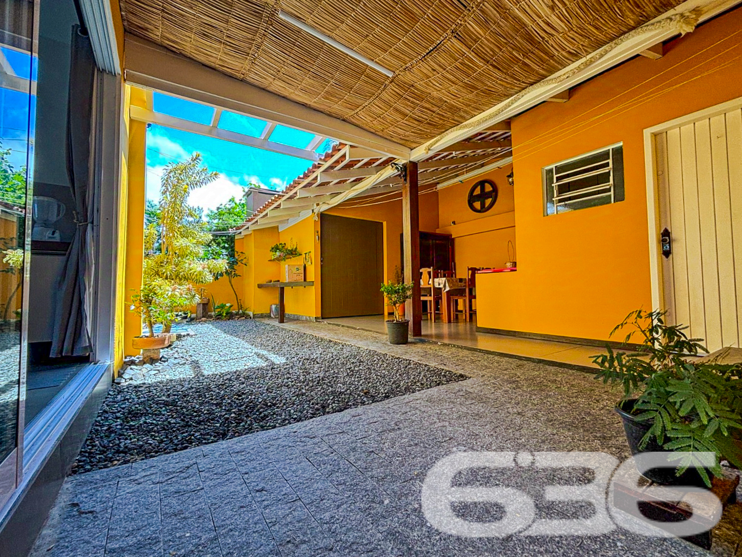 Sobrado à Venda em São Francisco do Sul – Ubatuba: Conforto, Espaço e Excelente Localização!
Apresentamos este maravilhoso sobrado em São Francisco do Sul, no charmoso bairro Ubatuba. Um imóvel que combina espaço, conforto e praticidade, perfeito para quem busca viver com qualidade e proximidade do mar. Localizado a apenas 400 metros da praia e em rua pavimentada, este imóvel é ideal para famílias grandes, investidores ou até mesmo para quem deseja unir moradia e rendimento. Estuda permuta.
Composição do Imóvel:
Dormitórios: 4 dormitórios amplos.
Cozinhas: 2 cozinhas completas, com móveis planejados que permanecem no imóvel.
Salas: 2 salas integradas (estar e jantar), bem iluminadas e arejadas.
Banheiros: 3 banheiros modernos, todos reformados.
Garagens: Espaço para até 4 veículos em vagas cobertas.
Área de Lazer: Ampla churrasqueira, perfeita para receber amigos e familiares.
Varandas e Terraço: O imóvel conta com 2 varandas e um terraço com pergolado, ideal para relaxar ou apreciar a vista do bairro.
Lavanderia e Depósito: Praticidade para o dia a dia, com espaço funcional para organização.
Oportunidade para Negociação:
Se você busca um sobrado que une funcionalidade, beleza e localização privilegiada, este é o imóvel perfeito para você. Agende uma visita e descubra como este imóvel pode ser o lar dos seus sonhos ou a oportunidade ideal para investimento. Não perca a chance de conhecer esta joia em São Francisco do Sul!
636 NEGÓCIOS IMOBILIÁRIOS: A SUA MELHOR ESCOLHA
Com mais de 30 anos de experiência, a 636 Negócios Imobiliários é sua parceira ideal para encontrar o imóvel perfeito. Estamos prontos para ajudá-lo a fazer deste imóvel o seu novo lar.
Telefone: (47) 3451-0636
WhatsApp: (47) 99190-0636
Não perca esta oportunidade única. Visite nosso site para mais informações: i636.com.br