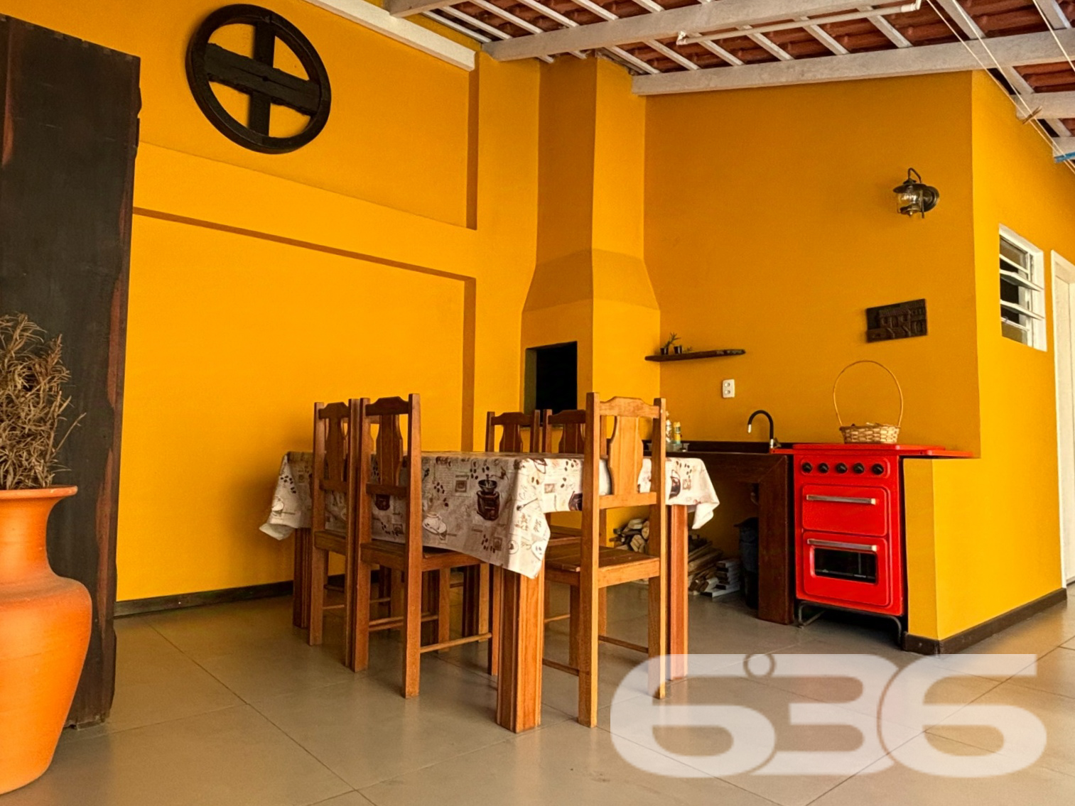Sobrado à Venda em São Francisco do Sul – Ubatuba: Conforto, Espaço e Excelente Localização!
Apresentamos este maravilhoso sobrado em São Francisco do Sul, no charmoso bairro Ubatuba. Um imóvel que combina espaço, conforto e praticidade, perfeito para quem busca viver com qualidade e proximidade do mar. Localizado a apenas 400 metros da praia e em rua pavimentada, este imóvel é ideal para famílias grandes, investidores ou até mesmo para quem deseja unir moradia e rendimento. Estuda permuta.
Composição do Imóvel:
Dormitórios: 4 dormitórios amplos.
Cozinhas: 2 cozinhas completas, com móveis planejados que permanecem no imóvel.
Salas: 2 salas integradas (estar e jantar), bem iluminadas e arejadas.
Banheiros: 3 banheiros modernos, todos reformados.
Garagens: Espaço para até 4 veículos em vagas cobertas.
Área de Lazer: Ampla churrasqueira, perfeita para receber amigos e familiares.
Varandas e Terraço: O imóvel conta com 2 varandas e um terraço com pergolado, ideal para relaxar ou apreciar a vista do bairro.
Lavanderia e Depósito: Praticidade para o dia a dia, com espaço funcional para organização.
Oportunidade para Negociação:
Se você busca um sobrado que une funcionalidade, beleza e localização privilegiada, este é o imóvel perfeito para você. Agende uma visita e descubra como este imóvel pode ser o lar dos seus sonhos ou a oportunidade ideal para investimento. Não perca a chance de conhecer esta joia em São Francisco do Sul!
636 NEGÓCIOS IMOBILIÁRIOS: A SUA MELHOR ESCOLHA
Com mais de 30 anos de experiência, a 636 Negócios Imobiliários é sua parceira ideal para encontrar o imóvel perfeito. Estamos prontos para ajudá-lo a fazer deste imóvel o seu novo lar.
Telefone: (47) 3451-0636
WhatsApp: (47) 99190-0636
Não perca esta oportunidade única. Visite nosso site para mais informações: i636.com.br