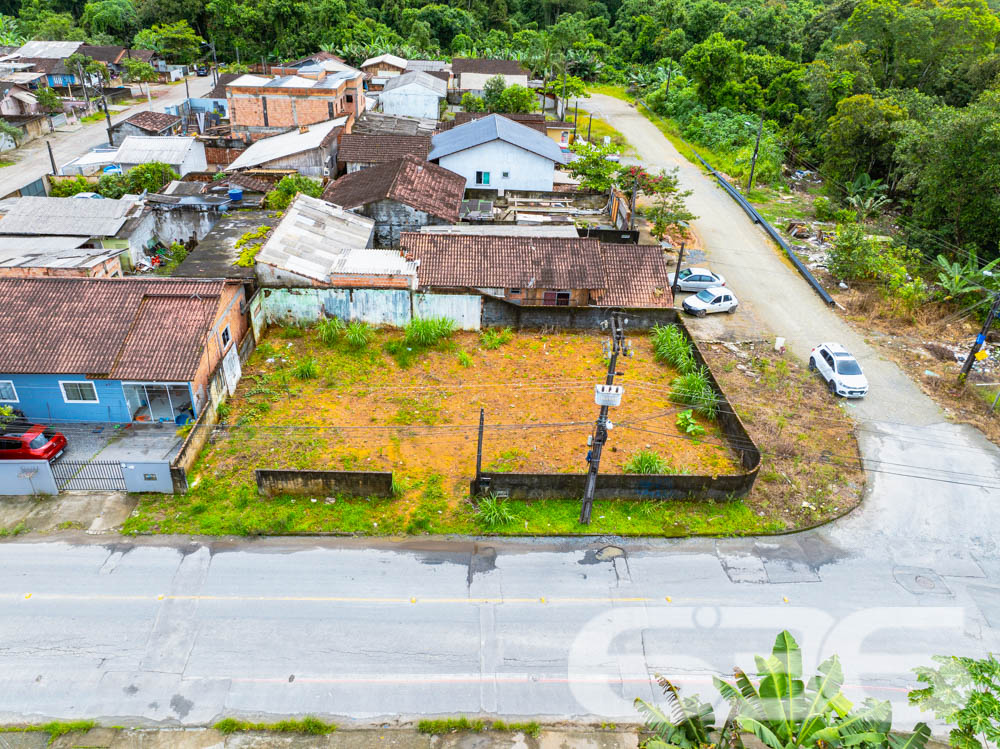 Descubra o potencial de uma localização privilegiada em Joinville, SC. Este terreno exclusivo, situado no bairro Morro do Meio, representa uma oportunidade única para investidores e construtores com visão de futuro. Com área total de 352,27 m², este terreno plano oferece a geometria perfeita para uma variedade de projetos residenciais ou comerciais.

Localizado em uma esquina, o terreno se beneficia de excelente exposição solar e de um acesso facilitado. A posição estratégica no bairro permite fácil acesso a serviços locais e conectividade com outras regiões da cidade, ideal para quem busca uma combinação de tranquilidade e conveniência.

Visualize o potencial através das imagens aéreas que destacam tanto a vastidão do espaço aberto quanto o contexto urbano ao redor. Este é o espaço ideal para desenvolver um empreendimento que se destaque tanto pela qualidade de vida que pode oferecer aos futuros moradores quanto pelo retorno financeiro.

Investir em terrenos em Joinville é uma decisão inteligente devido ao crescimento constante da cidade e à valorização contínua do mercado imobiliário. Com mais de 30 anos de experiência, a 636 Negócios Imobiliários é reconhecida por sua excelência técnico-jurídica na mediação de negócios imobiliários, garantindo a segurança e a eficácia de sua transação.

Oferecemos suporte completo para o processo de compra, incluindo análise documental e assessoria em todas as etapas, desde a escolha do imóvel até o fechamento do negócio. Estamos prontos para ajudá-lo a fazer uma escolha segura e rentável.

Este terreno é mais do que uma compra, é uma herança para o futuro. Invista agora em um dos bairros em ascensão de Joinville e construa o projeto dos seus sonhos. Para mais informações e para agendar uma visita, entre em contato com a 636 Negócios Imobiliários, sua parceira de confiança no mercado imobiliário.

636 Negócios Imobiliários: só se constrói uma grande empresa com grandes pessoas.
 
636 NEGÓCIOS IMOBILIÁRIOS: A SUA MELHOR ESCOLHA
Com mais de 30 anos de experiência, a 636 Negócios Imobiliários é sua parceira ideal para encontrar o imóvel perfeito. Estamos prontos para ajudá-lo a fazer deste imóvel o seu novo lar.
 
Telefone: (47) 3451-0636
WhatsApp: (47) 99190-0636
 
Não perca esta oportunidade única. Visite nosso site para mais informações: i636.com.br