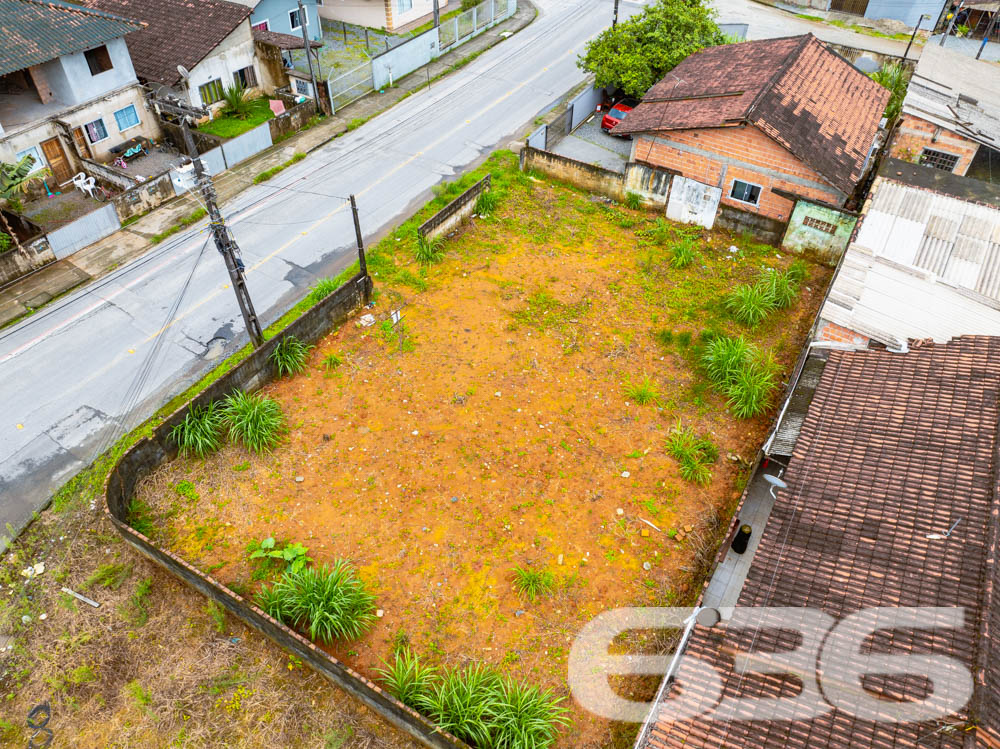 Descubra o potencial de uma localização privilegiada em Joinville, SC. Este terreno exclusivo, situado no bairro Morro do Meio, representa uma oportunidade única para investidores e construtores com visão de futuro. Com área total de 352,27 m², este terreno plano oferece a geometria perfeita para uma variedade de projetos residenciais ou comerciais.

Localizado em uma esquina, o terreno se beneficia de excelente exposição solar e de um acesso facilitado. A posição estratégica no bairro permite fácil acesso a serviços locais e conectividade com outras regiões da cidade, ideal para quem busca uma combinação de tranquilidade e conveniência.

Visualize o potencial através das imagens aéreas que destacam tanto a vastidão do espaço aberto quanto o contexto urbano ao redor. Este é o espaço ideal para desenvolver um empreendimento que se destaque tanto pela qualidade de vida que pode oferecer aos futuros moradores quanto pelo retorno financeiro.

Investir em terrenos em Joinville é uma decisão inteligente devido ao crescimento constante da cidade e à valorização contínua do mercado imobiliário. Com mais de 30 anos de experiência, a 636 Negócios Imobiliários é reconhecida por sua excelência técnico-jurídica na mediação de negócios imobiliários, garantindo a segurança e a eficácia de sua transação.

Oferecemos suporte completo para o processo de compra, incluindo análise documental e assessoria em todas as etapas, desde a escolha do imóvel até o fechamento do negócio. Estamos prontos para ajudá-lo a fazer uma escolha segura e rentável.

Este terreno é mais do que uma compra, é uma herança para o futuro. Invista agora em um dos bairros em ascensão de Joinville e construa o projeto dos seus sonhos. Para mais informações e para agendar uma visita, entre em contato com a 636 Negócios Imobiliários, sua parceira de confiança no mercado imobiliário.

636 Negócios Imobiliários: só se constrói uma grande empresa com grandes pessoas.
 
636 NEGÓCIOS IMOBILIÁRIOS: A SUA MELHOR ESCOLHA
Com mais de 30 anos de experiência, a 636 Negócios Imobiliários é sua parceira ideal para encontrar o imóvel perfeito. Estamos prontos para ajudá-lo a fazer deste imóvel o seu novo lar.
 
Telefone: (47) 3451-0636
WhatsApp: (47) 99190-0636
 
Não perca esta oportunidade única. Visite nosso site para mais informações: i636.com.br