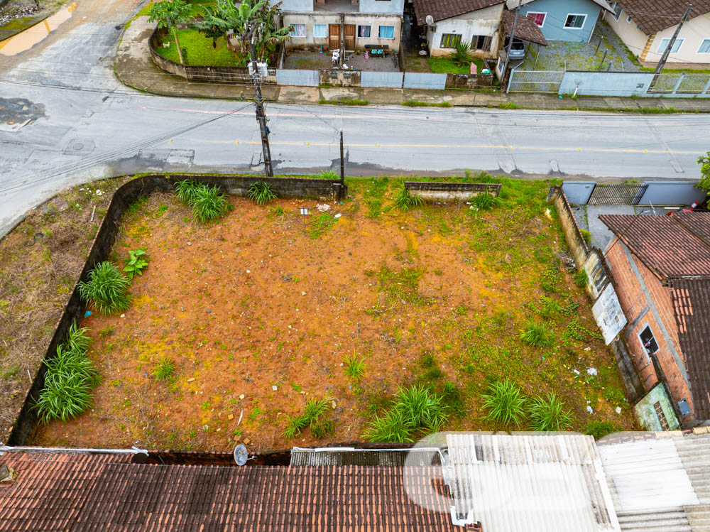 Descubra o potencial de uma localização privilegiada em Joinville, SC. Este terreno exclusivo, situado no bairro Morro do Meio, representa uma oportunidade única para investidores e construtores com visão de futuro. Com área total de 352,27 m², este terreno plano oferece a geometria perfeita para uma variedade de projetos residenciais ou comerciais.

Localizado em uma esquina, o terreno se beneficia de excelente exposição solar e de um acesso facilitado. A posição estratégica no bairro permite fácil acesso a serviços locais e conectividade com outras regiões da cidade, ideal para quem busca uma combinação de tranquilidade e conveniência.

Visualize o potencial através das imagens aéreas que destacam tanto a vastidão do espaço aberto quanto o contexto urbano ao redor. Este é o espaço ideal para desenvolver um empreendimento que se destaque tanto pela qualidade de vida que pode oferecer aos futuros moradores quanto pelo retorno financeiro.

Investir em terrenos em Joinville é uma decisão inteligente devido ao crescimento constante da cidade e à valorização contínua do mercado imobiliário. Com mais de 30 anos de experiência, a 636 Negócios Imobiliários é reconhecida por sua excelência técnico-jurídica na mediação de negócios imobiliários, garantindo a segurança e a eficácia de sua transação.

Oferecemos suporte completo para o processo de compra, incluindo análise documental e assessoria em todas as etapas, desde a escolha do imóvel até o fechamento do negócio. Estamos prontos para ajudá-lo a fazer uma escolha segura e rentável.

Este terreno é mais do que uma compra, é uma herança para o futuro. Invista agora em um dos bairros em ascensão de Joinville e construa o projeto dos seus sonhos. Para mais informações e para agendar uma visita, entre em contato com a 636 Negócios Imobiliários, sua parceira de confiança no mercado imobiliário.

636 Negócios Imobiliários: só se constrói uma grande empresa com grandes pessoas.
 
636 NEGÓCIOS IMOBILIÁRIOS: A SUA MELHOR ESCOLHA
Com mais de 30 anos de experiência, a 636 Negócios Imobiliários é sua parceira ideal para encontrar o imóvel perfeito. Estamos prontos para ajudá-lo a fazer deste imóvel o seu novo lar.
 
Telefone: (47) 3451-0636
WhatsApp: (47) 99190-0636
 
Não perca esta oportunidade única. Visite nosso site para mais informações: i636.com.br