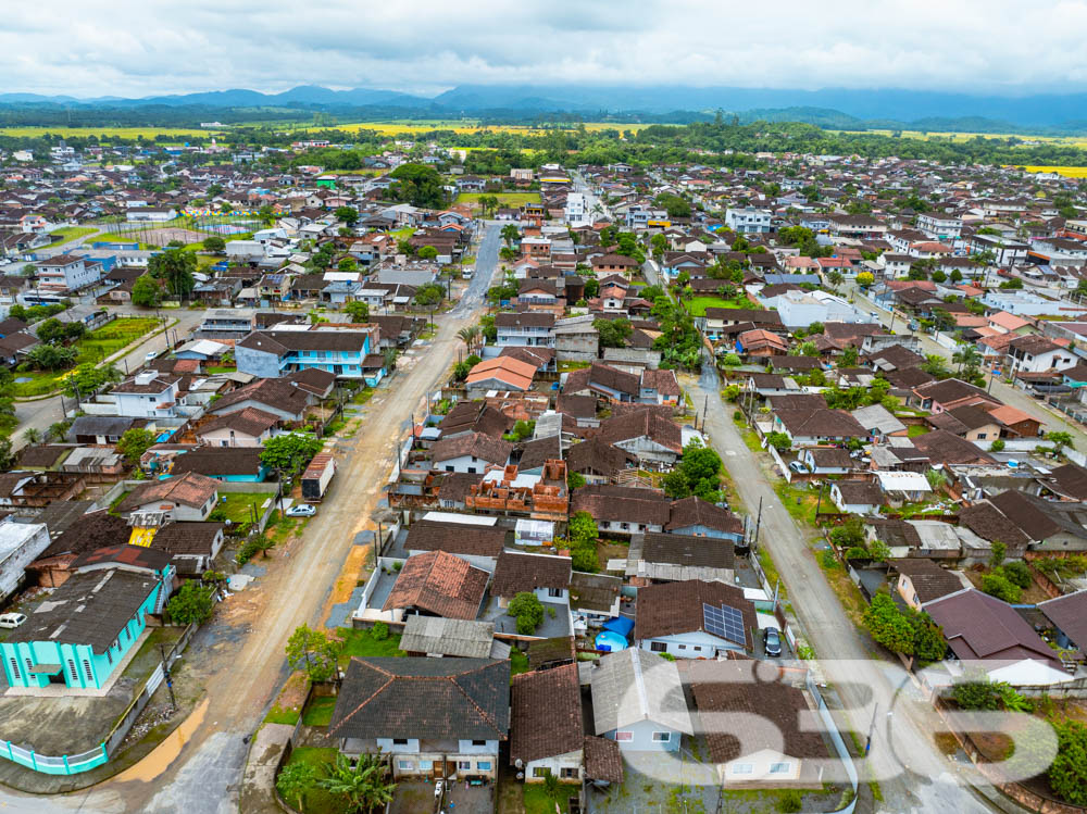 Descubra o potencial de uma localização privilegiada em Joinville, SC. Este terreno exclusivo, situado no bairro Morro do Meio, representa uma oportunidade única para investidores e construtores com visão de futuro. Com área total de 352,27 m², este terreno plano oferece a geometria perfeita para uma variedade de projetos residenciais ou comerciais.

Localizado em uma esquina, o terreno se beneficia de excelente exposição solar e de um acesso facilitado. A posição estratégica no bairro permite fácil acesso a serviços locais e conectividade com outras regiões da cidade, ideal para quem busca uma combinação de tranquilidade e conveniência.

Visualize o potencial através das imagens aéreas que destacam tanto a vastidão do espaço aberto quanto o contexto urbano ao redor. Este é o espaço ideal para desenvolver um empreendimento que se destaque tanto pela qualidade de vida que pode oferecer aos futuros moradores quanto pelo retorno financeiro.

Investir em terrenos em Joinville é uma decisão inteligente devido ao crescimento constante da cidade e à valorização contínua do mercado imobiliário. Com mais de 30 anos de experiência, a 636 Negócios Imobiliários é reconhecida por sua excelência técnico-jurídica na mediação de negócios imobiliários, garantindo a segurança e a eficácia de sua transação.

Oferecemos suporte completo para o processo de compra, incluindo análise documental e assessoria em todas as etapas, desde a escolha do imóvel até o fechamento do negócio. Estamos prontos para ajudá-lo a fazer uma escolha segura e rentável.

Este terreno é mais do que uma compra, é uma herança para o futuro. Invista agora em um dos bairros em ascensão de Joinville e construa o projeto dos seus sonhos. Para mais informações e para agendar uma visita, entre em contato com a 636 Negócios Imobiliários, sua parceira de confiança no mercado imobiliário.

636 Negócios Imobiliários: só se constrói uma grande empresa com grandes pessoas.
 
636 NEGÓCIOS IMOBILIÁRIOS: A SUA MELHOR ESCOLHA
Com mais de 30 anos de experiência, a 636 Negócios Imobiliários é sua parceira ideal para encontrar o imóvel perfeito. Estamos prontos para ajudá-lo a fazer deste imóvel o seu novo lar.
 
Telefone: (47) 3451-0636
WhatsApp: (47) 99190-0636
 
Não perca esta oportunidade única. Visite nosso site para mais informações: i636.com.br