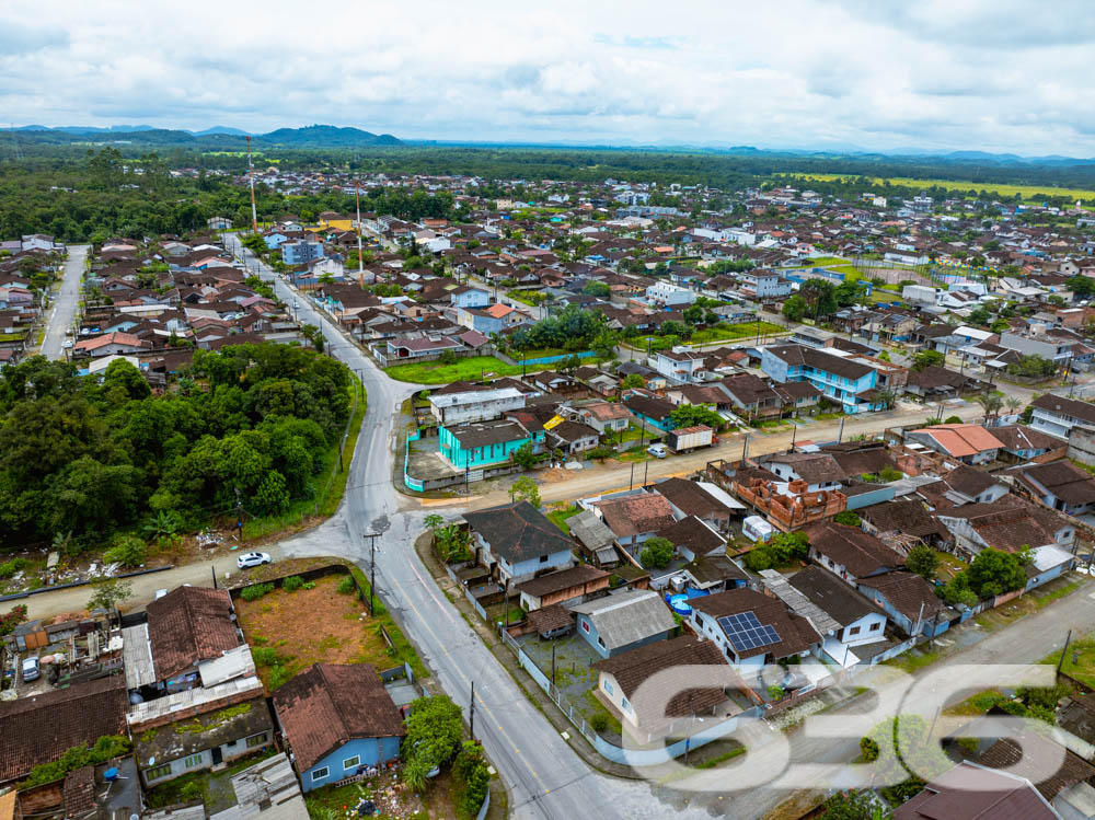 Descubra o potencial de uma localização privilegiada em Joinville, SC. Este terreno exclusivo, situado no bairro Morro do Meio, representa uma oportunidade única para investidores e construtores com visão de futuro. Com área total de 352,27 m², este terreno plano oferece a geometria perfeita para uma variedade de projetos residenciais ou comerciais.

Localizado em uma esquina, o terreno se beneficia de excelente exposição solar e de um acesso facilitado. A posição estratégica no bairro permite fácil acesso a serviços locais e conectividade com outras regiões da cidade, ideal para quem busca uma combinação de tranquilidade e conveniência.

Visualize o potencial através das imagens aéreas que destacam tanto a vastidão do espaço aberto quanto o contexto urbano ao redor. Este é o espaço ideal para desenvolver um empreendimento que se destaque tanto pela qualidade de vida que pode oferecer aos futuros moradores quanto pelo retorno financeiro.

Investir em terrenos em Joinville é uma decisão inteligente devido ao crescimento constante da cidade e à valorização contínua do mercado imobiliário. Com mais de 30 anos de experiência, a 636 Negócios Imobiliários é reconhecida por sua excelência técnico-jurídica na mediação de negócios imobiliários, garantindo a segurança e a eficácia de sua transação.

Oferecemos suporte completo para o processo de compra, incluindo análise documental e assessoria em todas as etapas, desde a escolha do imóvel até o fechamento do negócio. Estamos prontos para ajudá-lo a fazer uma escolha segura e rentável.

Este terreno é mais do que uma compra, é uma herança para o futuro. Invista agora em um dos bairros em ascensão de Joinville e construa o projeto dos seus sonhos. Para mais informações e para agendar uma visita, entre em contato com a 636 Negócios Imobiliários, sua parceira de confiança no mercado imobiliário.

636 Negócios Imobiliários: só se constrói uma grande empresa com grandes pessoas.
 
636 NEGÓCIOS IMOBILIÁRIOS: A SUA MELHOR ESCOLHA
Com mais de 30 anos de experiência, a 636 Negócios Imobiliários é sua parceira ideal para encontrar o imóvel perfeito. Estamos prontos para ajudá-lo a fazer deste imóvel o seu novo lar.
 
Telefone: (47) 3451-0636
WhatsApp: (47) 99190-0636
 
Não perca esta oportunidade única. Visite nosso site para mais informações: i636.com.br
