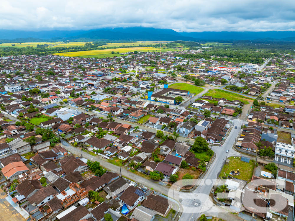Descubra o potencial de uma localização privilegiada em Joinville, SC. Este terreno exclusivo, situado no bairro Morro do Meio, representa uma oportunidade única para investidores e construtores com visão de futuro. Com área total de 352,27 m², este terreno plano oferece a geometria perfeita para uma variedade de projetos residenciais ou comerciais.

Localizado em uma esquina, o terreno se beneficia de excelente exposição solar e de um acesso facilitado. A posição estratégica no bairro permite fácil acesso a serviços locais e conectividade com outras regiões da cidade, ideal para quem busca uma combinação de tranquilidade e conveniência.

Visualize o potencial através das imagens aéreas que destacam tanto a vastidão do espaço aberto quanto o contexto urbano ao redor. Este é o espaço ideal para desenvolver um empreendimento que se destaque tanto pela qualidade de vida que pode oferecer aos futuros moradores quanto pelo retorno financeiro.

Investir em terrenos em Joinville é uma decisão inteligente devido ao crescimento constante da cidade e à valorização contínua do mercado imobiliário. Com mais de 30 anos de experiência, a 636 Negócios Imobiliários é reconhecida por sua excelência técnico-jurídica na mediação de negócios imobiliários, garantindo a segurança e a eficácia de sua transação.

Oferecemos suporte completo para o processo de compra, incluindo análise documental e assessoria em todas as etapas, desde a escolha do imóvel até o fechamento do negócio. Estamos prontos para ajudá-lo a fazer uma escolha segura e rentável.

Este terreno é mais do que uma compra, é uma herança para o futuro. Invista agora em um dos bairros em ascensão de Joinville e construa o projeto dos seus sonhos. Para mais informações e para agendar uma visita, entre em contato com a 636 Negócios Imobiliários, sua parceira de confiança no mercado imobiliário.

636 Negócios Imobiliários: só se constrói uma grande empresa com grandes pessoas.
 
636 NEGÓCIOS IMOBILIÁRIOS: A SUA MELHOR ESCOLHA
Com mais de 30 anos de experiência, a 636 Negócios Imobiliários é sua parceira ideal para encontrar o imóvel perfeito. Estamos prontos para ajudá-lo a fazer deste imóvel o seu novo lar.
 
Telefone: (47) 3451-0636
WhatsApp: (47) 99190-0636
 
Não perca esta oportunidade única. Visite nosso site para mais informações: i636.com.br