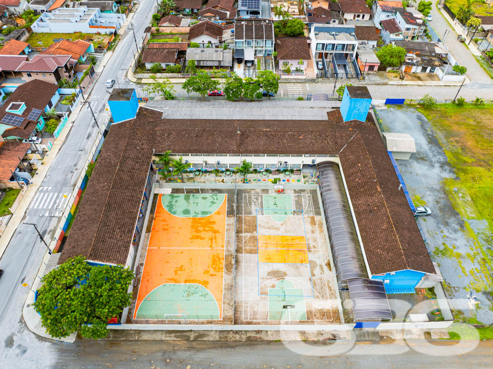 Descubra o potencial de uma localização privilegiada em Joinville, SC. Este terreno exclusivo, situado no bairro Morro do Meio, representa uma oportunidade única para investidores e construtores com visão de futuro. Com área total de 352,27 m², este terreno plano oferece a geometria perfeita para uma variedade de projetos residenciais ou comerciais.

Localizado em uma esquina, o terreno se beneficia de excelente exposição solar e de um acesso facilitado. A posição estratégica no bairro permite fácil acesso a serviços locais e conectividade com outras regiões da cidade, ideal para quem busca uma combinação de tranquilidade e conveniência.

Visualize o potencial através das imagens aéreas que destacam tanto a vastidão do espaço aberto quanto o contexto urbano ao redor. Este é o espaço ideal para desenvolver um empreendimento que se destaque tanto pela qualidade de vida que pode oferecer aos futuros moradores quanto pelo retorno financeiro.

Investir em terrenos em Joinville é uma decisão inteligente devido ao crescimento constante da cidade e à valorização contínua do mercado imobiliário. Com mais de 30 anos de experiência, a 636 Negócios Imobiliários é reconhecida por sua excelência técnico-jurídica na mediação de negócios imobiliários, garantindo a segurança e a eficácia de sua transação.

Oferecemos suporte completo para o processo de compra, incluindo análise documental e assessoria em todas as etapas, desde a escolha do imóvel até o fechamento do negócio. Estamos prontos para ajudá-lo a fazer uma escolha segura e rentável.

Este terreno é mais do que uma compra, é uma herança para o futuro. Invista agora em um dos bairros em ascensão de Joinville e construa o projeto dos seus sonhos. Para mais informações e para agendar uma visita, entre em contato com a 636 Negócios Imobiliários, sua parceira de confiança no mercado imobiliário.

636 Negócios Imobiliários: só se constrói uma grande empresa com grandes pessoas.
 
636 NEGÓCIOS IMOBILIÁRIOS: A SUA MELHOR ESCOLHA
Com mais de 30 anos de experiência, a 636 Negócios Imobiliários é sua parceira ideal para encontrar o imóvel perfeito. Estamos prontos para ajudá-lo a fazer deste imóvel o seu novo lar.
 
Telefone: (47) 3451-0636
WhatsApp: (47) 99190-0636
 
Não perca esta oportunidade única. Visite nosso site para mais informações: i636.com.br
