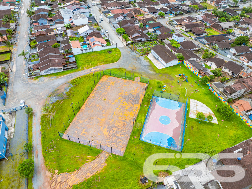 Descubra o potencial de uma localização privilegiada em Joinville, SC. Este terreno exclusivo, situado no bairro Morro do Meio, representa uma oportunidade única para investidores e construtores com visão de futuro. Com área total de 352,27 m², este terreno plano oferece a geometria perfeita para uma variedade de projetos residenciais ou comerciais.

Localizado em uma esquina, o terreno se beneficia de excelente exposição solar e de um acesso facilitado. A posição estratégica no bairro permite fácil acesso a serviços locais e conectividade com outras regiões da cidade, ideal para quem busca uma combinação de tranquilidade e conveniência.

Visualize o potencial através das imagens aéreas que destacam tanto a vastidão do espaço aberto quanto o contexto urbano ao redor. Este é o espaço ideal para desenvolver um empreendimento que se destaque tanto pela qualidade de vida que pode oferecer aos futuros moradores quanto pelo retorno financeiro.

Investir em terrenos em Joinville é uma decisão inteligente devido ao crescimento constante da cidade e à valorização contínua do mercado imobiliário. Com mais de 30 anos de experiência, a 636 Negócios Imobiliários é reconhecida por sua excelência técnico-jurídica na mediação de negócios imobiliários, garantindo a segurança e a eficácia de sua transação.

Oferecemos suporte completo para o processo de compra, incluindo análise documental e assessoria em todas as etapas, desde a escolha do imóvel até o fechamento do negócio. Estamos prontos para ajudá-lo a fazer uma escolha segura e rentável.

Este terreno é mais do que uma compra, é uma herança para o futuro. Invista agora em um dos bairros em ascensão de Joinville e construa o projeto dos seus sonhos. Para mais informações e para agendar uma visita, entre em contato com a 636 Negócios Imobiliários, sua parceira de confiança no mercado imobiliário.

636 Negócios Imobiliários: só se constrói uma grande empresa com grandes pessoas.
 
636 NEGÓCIOS IMOBILIÁRIOS: A SUA MELHOR ESCOLHA
Com mais de 30 anos de experiência, a 636 Negócios Imobiliários é sua parceira ideal para encontrar o imóvel perfeito. Estamos prontos para ajudá-lo a fazer deste imóvel o seu novo lar.
 
Telefone: (47) 3451-0636
WhatsApp: (47) 99190-0636
 
Não perca esta oportunidade única. Visite nosso site para mais informações: i636.com.br