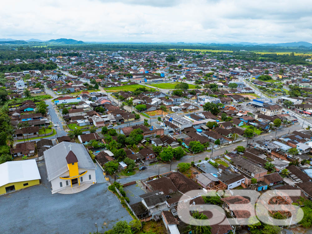 Descubra o potencial de uma localização privilegiada em Joinville, SC. Este terreno exclusivo, situado no bairro Morro do Meio, representa uma oportunidade única para investidores e construtores com visão de futuro. Com área total de 352,27 m², este terreno plano oferece a geometria perfeita para uma variedade de projetos residenciais ou comerciais.

Localizado em uma esquina, o terreno se beneficia de excelente exposição solar e de um acesso facilitado. A posição estratégica no bairro permite fácil acesso a serviços locais e conectividade com outras regiões da cidade, ideal para quem busca uma combinação de tranquilidade e conveniência.

Visualize o potencial através das imagens aéreas que destacam tanto a vastidão do espaço aberto quanto o contexto urbano ao redor. Este é o espaço ideal para desenvolver um empreendimento que se destaque tanto pela qualidade de vida que pode oferecer aos futuros moradores quanto pelo retorno financeiro.

Investir em terrenos em Joinville é uma decisão inteligente devido ao crescimento constante da cidade e à valorização contínua do mercado imobiliário. Com mais de 30 anos de experiência, a 636 Negócios Imobiliários é reconhecida por sua excelência técnico-jurídica na mediação de negócios imobiliários, garantindo a segurança e a eficácia de sua transação.

Oferecemos suporte completo para o processo de compra, incluindo análise documental e assessoria em todas as etapas, desde a escolha do imóvel até o fechamento do negócio. Estamos prontos para ajudá-lo a fazer uma escolha segura e rentável.

Este terreno é mais do que uma compra, é uma herança para o futuro. Invista agora em um dos bairros em ascensão de Joinville e construa o projeto dos seus sonhos. Para mais informações e para agendar uma visita, entre em contato com a 636 Negócios Imobiliários, sua parceira de confiança no mercado imobiliário.

636 Negócios Imobiliários: só se constrói uma grande empresa com grandes pessoas.
 
636 NEGÓCIOS IMOBILIÁRIOS: A SUA MELHOR ESCOLHA
Com mais de 30 anos de experiência, a 636 Negócios Imobiliários é sua parceira ideal para encontrar o imóvel perfeito. Estamos prontos para ajudá-lo a fazer deste imóvel o seu novo lar.
 
Telefone: (47) 3451-0636
WhatsApp: (47) 99190-0636
 
Não perca esta oportunidade única. Visite nosso site para mais informações: i636.com.br
