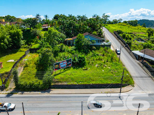 Oportunidade Única em Joinville: Terreno em João Costa com Excelente Potencial Comercial e Residencial

Descubra o terreno ideal para realizar seu projeto em Joinville, Santa Catarina. Localizado no bairro João Costa, este espaço é perfeito para aqueles que buscam investir ou construir em uma área de crescente valorização.

Este terreno se destaca por sua localização estratégica em uma esquina, garantindo máxima visibilidade para comércios ou residências. A topografia em aclive acentuado permite uma construção elevada, ideal para quem deseja uma vista privilegiada da região.

O bairro João Costa está em constante desenvolvimento, situado próximo a grandes centros comerciais e residenciais, como evidenciado nas imagens. A região oferece completa infraestrutura urbana, com acesso facilitado às principais vias da cidade, ideal para deslocamentos rápidos e eficientes.

Por que investir neste terreno?

Localização Privilegiada: Proximidade com centros comerciais e residenciais, ampliando as possibilidades de uso do espaço.
Alto Potencial de Valorização: O crescimento constante do bairro João Costa assegura um excelente retorno sobre o investimento.
Versatilidade: Ideal para projetos residenciais de alto padrão ou estabelecimentos comerciais que buscam destaque e facilidade de acesso.
A 636 Negócios Imobiliários, com mais de 30 anos de experiência no mercado imobiliário de Joinville e Balneário Barra do Sul, garante um atendimento exclusivo e personalizado. Somos especialistas em identificar oportunidades únicas como esta, focando sempre na perfeição técnico-jurídica para a segurança total de sua transação.

Invista no seu futuro com quem entende do mercado. Entre em contato conosco hoje mesmo para mais informações e para agendar uma visita ao local. Realize seu sonho ou expanda seus negócios com a segurança e a confiança que só a 636 Negócios Imobiliários oferece.
 
636 NEGÓCIOS IMOBILIÁRIOS: A SUA MELHOR ESCOLHA
Com mais de 30 anos de experiência, a 636 Negócios Imobiliários é sua parceira ideal para encontrar o imóvel perfeito. Estamos prontos para ajudá-lo a fazer deste imóvel o seu novo lar.
 
Telefone: (47) 3451-0636
WhatsApp: (47) 99190-0636
 
Não perca esta oportunidade única. Visite nosso site para mais informações: i636.com.br