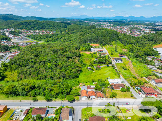 Oportunidade Única em Joinville: Terreno em João Costa com Excelente Potencial Comercial e Residencial

Descubra o terreno ideal para realizar seu projeto em Joinville, Santa Catarina. Localizado no bairro João Costa, este espaço é perfeito para aqueles que buscam investir ou construir em uma área de crescente valorização.

Este terreno se destaca por sua localização estratégica em uma esquina, garantindo máxima visibilidade para comércios ou residências. A topografia em aclive acentuado permite uma construção elevada, ideal para quem deseja uma vista privilegiada da região.

O bairro João Costa está em constante desenvolvimento, situado próximo a grandes centros comerciais e residenciais, como evidenciado nas imagens. A região oferece completa infraestrutura urbana, com acesso facilitado às principais vias da cidade, ideal para deslocamentos rápidos e eficientes.

Por que investir neste terreno?

Localização Privilegiada: Proximidade com centros comerciais e residenciais, ampliando as possibilidades de uso do espaço.
Alto Potencial de Valorização: O crescimento constante do bairro João Costa assegura um excelente retorno sobre o investimento.
Versatilidade: Ideal para projetos residenciais de alto padrão ou estabelecimentos comerciais que buscam destaque e facilidade de acesso.
A 636 Negócios Imobiliários, com mais de 30 anos de experiência no mercado imobiliário de Joinville e Balneário Barra do Sul, garante um atendimento exclusivo e personalizado. Somos especialistas em identificar oportunidades únicas como esta, focando sempre na perfeição técnico-jurídica para a segurança total de sua transação.

Invista no seu futuro com quem entende do mercado. Entre em contato conosco hoje mesmo para mais informações e para agendar uma visita ao local. Realize seu sonho ou expanda seus negócios com a segurança e a confiança que só a 636 Negócios Imobiliários oferece.
 
636 NEGÓCIOS IMOBILIÁRIOS: A SUA MELHOR ESCOLHA
Com mais de 30 anos de experiência, a 636 Negócios Imobiliários é sua parceira ideal para encontrar o imóvel perfeito. Estamos prontos para ajudá-lo a fazer deste imóvel o seu novo lar.
 
Telefone: (47) 3451-0636
WhatsApp: (47) 99190-0636
 
Não perca esta oportunidade única. Visite nosso site para mais informações: i636.com.br