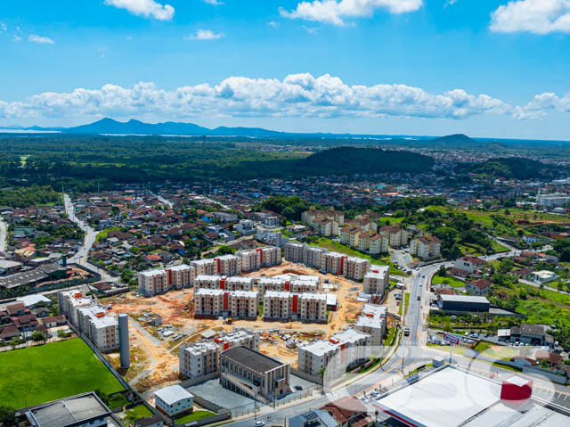 Oportunidade Única em Joinville: Terreno em João Costa com Excelente Potencial Comercial e Residencial

Descubra o terreno ideal para realizar seu projeto em Joinville, Santa Catarina. Localizado no bairro João Costa, este espaço é perfeito para aqueles que buscam investir ou construir em uma área de crescente valorização.

Este terreno se destaca por sua localização estratégica em uma esquina, garantindo máxima visibilidade para comércios ou residências. A topografia em aclive acentuado permite uma construção elevada, ideal para quem deseja uma vista privilegiada da região.

O bairro João Costa está em constante desenvolvimento, situado próximo a grandes centros comerciais e residenciais, como evidenciado nas imagens. A região oferece completa infraestrutura urbana, com acesso facilitado às principais vias da cidade, ideal para deslocamentos rápidos e eficientes.

Por que investir neste terreno?

Localização Privilegiada: Proximidade com centros comerciais e residenciais, ampliando as possibilidades de uso do espaço.
Alto Potencial de Valorização: O crescimento constante do bairro João Costa assegura um excelente retorno sobre o investimento.
Versatilidade: Ideal para projetos residenciais de alto padrão ou estabelecimentos comerciais que buscam destaque e facilidade de acesso.
A 636 Negócios Imobiliários, com mais de 30 anos de experiência no mercado imobiliário de Joinville e Balneário Barra do Sul, garante um atendimento exclusivo e personalizado. Somos especialistas em identificar oportunidades únicas como esta, focando sempre na perfeição técnico-jurídica para a segurança total de sua transação.

Invista no seu futuro com quem entende do mercado. Entre em contato conosco hoje mesmo para mais informações e para agendar uma visita ao local. Realize seu sonho ou expanda seus negócios com a segurança e a confiança que só a 636 Negócios Imobiliários oferece.
 
636 NEGÓCIOS IMOBILIÁRIOS: A SUA MELHOR ESCOLHA
Com mais de 30 anos de experiência, a 636 Negócios Imobiliários é sua parceira ideal para encontrar o imóvel perfeito. Estamos prontos para ajudá-lo a fazer deste imóvel o seu novo lar.
 
Telefone: (47) 3451-0636
WhatsApp: (47) 99190-0636
 
Não perca esta oportunidade única. Visite nosso site para mais informações: i636.com.br