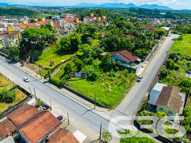 Localizado no coração do bairro João Costa em Joinville, SC, este terreno singular e espaçoso oferece uma oportunidade ímpar para quem deseja investir ou construir em uma das áreas mais promissoras da cidade. Com uma vasta extensão de 450 m², o terreno possui características únicas que destacam seu potencial comercial ou residencial.

Infraestrutura: Localizado em rua pavimentada, garante fácil acesso e conexão com os principais serviços e comércios da região.
Este terreno não é apenas um espaço, é uma tela em branco pronta para ser transformada. Seja para construir o lar dos sonhos com uma vista privilegiada ou para desenvolver um novo ponto comercial, este local atende a todas as expectativas. Sua geometria regular e posição estratégica são ideais para uma variedade de projetos arquitetônicos.

Vantagens de Investir Aqui:

Crescimento Valorizado: Joinville é conhecida por seu desenvolvimento constante e valorização imobiliária, tornando este terreno uma escolha segura e rentável.

Flexibilidade de Projeto: O aclive do terreno possibilita designs únicos, aproveitando a topografia para criar ambientes distintos e atraentes.
A 636 Negócios Imobiliários tem o prazer de apresentar este terreno excepcional, refletindo mais de 30 anos de excelência e confiança no mercado imobiliário. Com uma equipe de mais de 50 corretores especializados, garantimos um suporte completo em cada etapa da compra, assegurando uma transação segura e satisfatória.
 
636 NEGÓCIOS IMOBILIÁRIOS: A SUA MELHOR ESCOLHA
Com mais de 30 anos de experiência, a 636 Negócios Imobiliários é sua parceira ideal para encontrar o imóvel perfeito. Estamos prontos para ajudá-lo a fazer deste imóvel o seu novo lar.
 
Telefone: (47) 3451-0636
WhatsApp: (47) 99190-0636
 
Não perca esta oportunidade única. Visite nosso site para mais informações: i636.com.br