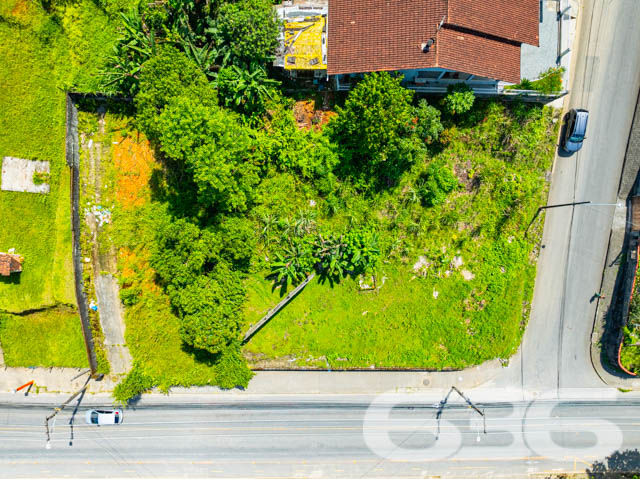 Localizado no coração do bairro João Costa em Joinville, SC, este terreno singular e espaçoso oferece uma oportunidade ímpar para quem deseja investir ou construir em uma das áreas mais promissoras da cidade. Com uma vasta extensão de 450 m², o terreno possui características únicas que destacam seu potencial comercial ou residencial.

Infraestrutura: Localizado em rua pavimentada, garante fácil acesso e conexão com os principais serviços e comércios da região.
Este terreno não é apenas um espaço, é uma tela em branco pronta para ser transformada. Seja para construir o lar dos sonhos com uma vista privilegiada ou para desenvolver um novo ponto comercial, este local atende a todas as expectativas. Sua geometria regular e posição estratégica são ideais para uma variedade de projetos arquitetônicos.

Vantagens de Investir Aqui:

Crescimento Valorizado: Joinville é conhecida por seu desenvolvimento constante e valorização imobiliária, tornando este terreno uma escolha segura e rentável.

Flexibilidade de Projeto: O aclive do terreno possibilita designs únicos, aproveitando a topografia para criar ambientes distintos e atraentes.
A 636 Negócios Imobiliários tem o prazer de apresentar este terreno excepcional, refletindo mais de 30 anos de excelência e confiança no mercado imobiliário. Com uma equipe de mais de 50 corretores especializados, garantimos um suporte completo em cada etapa da compra, assegurando uma transação segura e satisfatória.
 
636 NEGÓCIOS IMOBILIÁRIOS: A SUA MELHOR ESCOLHA
Com mais de 30 anos de experiência, a 636 Negócios Imobiliários é sua parceira ideal para encontrar o imóvel perfeito. Estamos prontos para ajudá-lo a fazer deste imóvel o seu novo lar.
 
Telefone: (47) 3451-0636
WhatsApp: (47) 99190-0636
 
Não perca esta oportunidade única. Visite nosso site para mais informações: i636.com.br