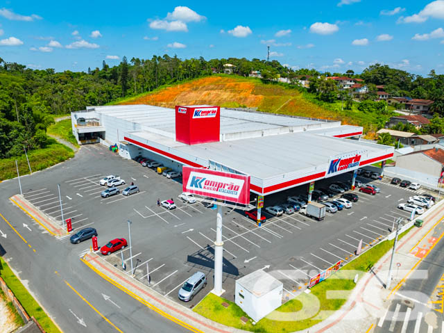 Localizado no coração do bairro João Costa em Joinville, SC, este terreno singular e espaçoso oferece uma oportunidade ímpar para quem deseja investir ou construir em uma das áreas mais promissoras da cidade. Com uma vasta extensão de 450 m², o terreno possui características únicas que destacam seu potencial comercial ou residencial.

Infraestrutura: Localizado em rua pavimentada, garante fácil acesso e conexão com os principais serviços e comércios da região.
Este terreno não é apenas um espaço, é uma tela em branco pronta para ser transformada. Seja para construir o lar dos sonhos com uma vista privilegiada ou para desenvolver um novo ponto comercial, este local atende a todas as expectativas. Sua geometria regular e posição estratégica são ideais para uma variedade de projetos arquitetônicos.

Vantagens de Investir Aqui:

Crescimento Valorizado: Joinville é conhecida por seu desenvolvimento constante e valorização imobiliária, tornando este terreno uma escolha segura e rentável.

Flexibilidade de Projeto: O aclive do terreno possibilita designs únicos, aproveitando a topografia para criar ambientes distintos e atraentes.
A 636 Negócios Imobiliários tem o prazer de apresentar este terreno excepcional, refletindo mais de 30 anos de excelência e confiança no mercado imobiliário. Com uma equipe de mais de 50 corretores especializados, garantimos um suporte completo em cada etapa da compra, assegurando uma transação segura e satisfatória.
 
636 NEGÓCIOS IMOBILIÁRIOS: A SUA MELHOR ESCOLHA
Com mais de 30 anos de experiência, a 636 Negócios Imobiliários é sua parceira ideal para encontrar o imóvel perfeito. Estamos prontos para ajudá-lo a fazer deste imóvel o seu novo lar.
 
Telefone: (47) 3451-0636
WhatsApp: (47) 99190-0636
 
Não perca esta oportunidade única. Visite nosso site para mais informações: i636.com.br