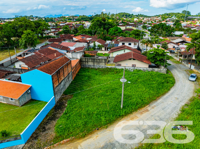 Descubra as possibilidades ilimitadas com este magnífico terreno em João Costa, Joinville – SC. Com sua localização estratégica e características únicas, este terreno representa uma oportunidade excepcional para investidores e construtores.

Localização Privilegiada:
Situado em um bairro em crescimento, o terreno está localizado no coração de Joinville, cercado por uma comunidade vibrante e a poucos minutos de conveniências essenciais como escolas, mercados e parques. 

Características do Terreno:

Área Total: 571,90m²

Localização de Esquina: Maximiza a visibilidade e o acesso, perfeito para empreendimentos comerciais ou residenciais multifamiliares.

Potencial de Desenvolvimento:
O terreno oferece flexibilidade para uma variedade de projetos. Seja para construir um conjunto residencial de casas geminadas, um prédio de apartamentos ou um espaço comercial, este terreno se adapta perfeitamente às necessidades do mercado atual. 

Investimento Estratégico:
Joinville é uma cidade em expansão com crescente demanda por imóveis residenciais e comerciais. Investir neste terreno não é apenas uma escolha segura, mas uma decisão estratégica que antecipa o crescimento futuro da região.

Este terreno não é apenas um espaço, é uma tela em branco pronta para ser transformada em um marco rentável e notável. Com a expertise da 636 Negócios Imobiliários, apoiada por mais de 30 anos de experiência no mercado imobiliário, você tem a garantia de um negócio seguro, eficiente e com alta perspectiva de valorização.

Faça parte do futuro de Joinville. Explore este terreno hoje e comece a construir amanhã. Visite nosso site ou entre em contato direto com um de nossos especialistas para mais informações e para agendar uma visita ao local.

Seu futuro começa aqui. Seu futuro começa com a 636 Negócios Imobiliários.
 
636 NEGÓCIOS IMOBILIÁRIOS: A SUA MELHOR ESCOLHA
Com mais de 30 anos de experiência, a 636 Negócios Imobiliários é sua parceira ideal para encontrar o imóvel perfeito. Estamos prontos para ajudá-lo a fazer deste imóvel o seu novo lar.
 
Telefone: (47) 3451-0636
WhatsApp: (47) 99190-0636
 
Não perca esta oportunidade única. Visite nosso site para mais informações: i636.com.br
