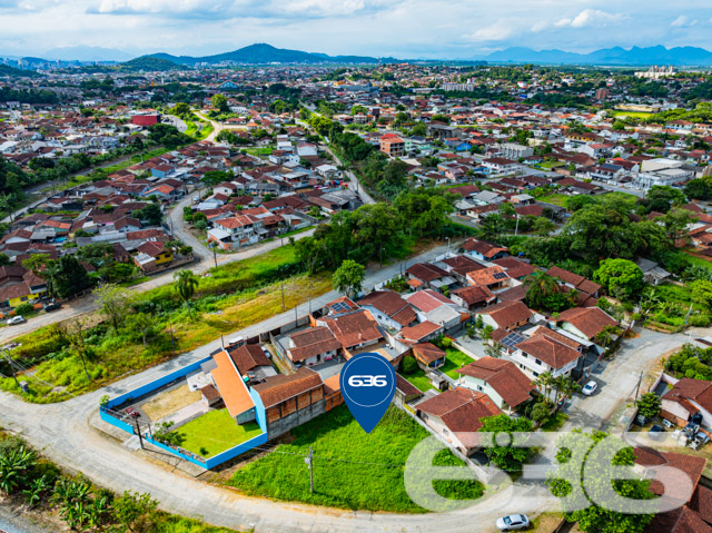 Descubra as possibilidades ilimitadas com este magnífico terreno em João Costa, Joinville – SC. Com sua localização estratégica e características únicas, este terreno representa uma oportunidade excepcional para investidores e construtores.

Localização Privilegiada:
Situado em um bairro em crescimento, o terreno está localizado no coração de Joinville, cercado por uma comunidade vibrante e a poucos minutos de conveniências essenciais como escolas, mercados e parques. 

Características do Terreno:

Área Total: 571,90m²

Localização de Esquina: Maximiza a visibilidade e o acesso, perfeito para empreendimentos comerciais ou residenciais multifamiliares.

Potencial de Desenvolvimento:
O terreno oferece flexibilidade para uma variedade de projetos. Seja para construir um conjunto residencial de casas geminadas, um prédio de apartamentos ou um espaço comercial, este terreno se adapta perfeitamente às necessidades do mercado atual. 

Investimento Estratégico:
Joinville é uma cidade em expansão com crescente demanda por imóveis residenciais e comerciais. Investir neste terreno não é apenas uma escolha segura, mas uma decisão estratégica que antecipa o crescimento futuro da região.

Este terreno não é apenas um espaço, é uma tela em branco pronta para ser transformada em um marco rentável e notável. Com a expertise da 636 Negócios Imobiliários, apoiada por mais de 30 anos de experiência no mercado imobiliário, você tem a garantia de um negócio seguro, eficiente e com alta perspectiva de valorização.

Faça parte do futuro de Joinville. Explore este terreno hoje e comece a construir amanhã. Visite nosso site ou entre em contato direto com um de nossos especialistas para mais informações e para agendar uma visita ao local.

Seu futuro começa aqui. Seu futuro começa com a 636 Negócios Imobiliários.
 
636 NEGÓCIOS IMOBILIÁRIOS: A SUA MELHOR ESCOLHA
Com mais de 30 anos de experiência, a 636 Negócios Imobiliários é sua parceira ideal para encontrar o imóvel perfeito. Estamos prontos para ajudá-lo a fazer deste imóvel o seu novo lar.
 
Telefone: (47) 3451-0636
WhatsApp: (47) 99190-0636
 
Não perca esta oportunidade única. Visite nosso site para mais informações: i636.com.br