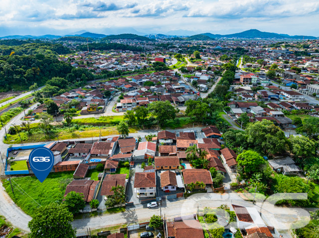 Descubra as possibilidades ilimitadas com este magnífico terreno em João Costa, Joinville – SC. Com sua localização estratégica e características únicas, este terreno representa uma oportunidade excepcional para investidores e construtores.

Localização Privilegiada:
Situado em um bairro em crescimento, o terreno está localizado no coração de Joinville, cercado por uma comunidade vibrante e a poucos minutos de conveniências essenciais como escolas, mercados e parques. 

Características do Terreno:

Área Total: 571,90m²

Localização de Esquina: Maximiza a visibilidade e o acesso, perfeito para empreendimentos comerciais ou residenciais multifamiliares.

Potencial de Desenvolvimento:
O terreno oferece flexibilidade para uma variedade de projetos. Seja para construir um conjunto residencial de casas geminadas, um prédio de apartamentos ou um espaço comercial, este terreno se adapta perfeitamente às necessidades do mercado atual. 

Investimento Estratégico:
Joinville é uma cidade em expansão com crescente demanda por imóveis residenciais e comerciais. Investir neste terreno não é apenas uma escolha segura, mas uma decisão estratégica que antecipa o crescimento futuro da região.

Este terreno não é apenas um espaço, é uma tela em branco pronta para ser transformada em um marco rentável e notável. Com a expertise da 636 Negócios Imobiliários, apoiada por mais de 30 anos de experiência no mercado imobiliário, você tem a garantia de um negócio seguro, eficiente e com alta perspectiva de valorização.

Faça parte do futuro de Joinville. Explore este terreno hoje e comece a construir amanhã. Visite nosso site ou entre em contato direto com um de nossos especialistas para mais informações e para agendar uma visita ao local.

Seu futuro começa aqui. Seu futuro começa com a 636 Negócios Imobiliários.
 
636 NEGÓCIOS IMOBILIÁRIOS: A SUA MELHOR ESCOLHA
Com mais de 30 anos de experiência, a 636 Negócios Imobiliários é sua parceira ideal para encontrar o imóvel perfeito. Estamos prontos para ajudá-lo a fazer deste imóvel o seu novo lar.
 
Telefone: (47) 3451-0636
WhatsApp: (47) 99190-0636
 
Não perca esta oportunidade única. Visite nosso site para mais informações: i636.com.br