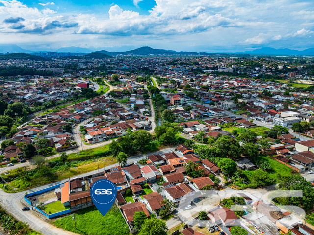 Descubra as possibilidades ilimitadas com este magnífico terreno em João Costa, Joinville – SC. Com sua localização estratégica e características únicas, este terreno representa uma oportunidade excepcional para investidores e construtores.

Localização Privilegiada:
Situado em um bairro em crescimento, o terreno está localizado no coração de Joinville, cercado por uma comunidade vibrante e a poucos minutos de conveniências essenciais como escolas, mercados e parques. 

Características do Terreno:

Área Total: 571,90m²

Localização de Esquina: Maximiza a visibilidade e o acesso, perfeito para empreendimentos comerciais ou residenciais multifamiliares.

Potencial de Desenvolvimento:
O terreno oferece flexibilidade para uma variedade de projetos. Seja para construir um conjunto residencial de casas geminadas, um prédio de apartamentos ou um espaço comercial, este terreno se adapta perfeitamente às necessidades do mercado atual. 

Investimento Estratégico:
Joinville é uma cidade em expansão com crescente demanda por imóveis residenciais e comerciais. Investir neste terreno não é apenas uma escolha segura, mas uma decisão estratégica que antecipa o crescimento futuro da região.

Este terreno não é apenas um espaço, é uma tela em branco pronta para ser transformada em um marco rentável e notável. Com a expertise da 636 Negócios Imobiliários, apoiada por mais de 30 anos de experiência no mercado imobiliário, você tem a garantia de um negócio seguro, eficiente e com alta perspectiva de valorização.

Faça parte do futuro de Joinville. Explore este terreno hoje e comece a construir amanhã. Visite nosso site ou entre em contato direto com um de nossos especialistas para mais informações e para agendar uma visita ao local.

Seu futuro começa aqui. Seu futuro começa com a 636 Negócios Imobiliários.
 
636 NEGÓCIOS IMOBILIÁRIOS: A SUA MELHOR ESCOLHA
Com mais de 30 anos de experiência, a 636 Negócios Imobiliários é sua parceira ideal para encontrar o imóvel perfeito. Estamos prontos para ajudá-lo a fazer deste imóvel o seu novo lar.
 
Telefone: (47) 3451-0636
WhatsApp: (47) 99190-0636
 
Não perca esta oportunidade única. Visite nosso site para mais informações: i636.com.br