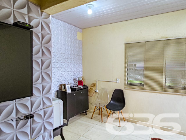 Descubra o refúgio perfeito para sua família e um espaço ideal para seu empreendimento em Joinville-SC, no bairro Jarivatuba. Este imóvel único, com área total de 362,10m², combina uma residência acolhedora e um ponto comercial estabelecido, oferecendo versatilidade e conforto em um só lugar. Estuda permuta.

A propriedade dispõe de duas edificações separadas sobre um terreno plano e bem dimensionado. A primeira, uma casa residencial de 90m², é composta por um dormitório confortável, uma suíte, adicionando um potencial de personalização. A cozinha, completamente equipada, serve como o coração da casa, ligada a sala de estar. Também há um charmoso jardim de inverno que proporciona luz natural e um toque de natureza ao ambiente.

A segunda edificação, com cerca de 50m², oferecendo uma excelente oportunidade para quem busca empreender ou garantir uma renda extra através de aluguel. Este espaço é composto por duas salas e um banheiro, ideal para diversos tipos de atividades comerciais.

O imóvel ainda conta com uma garagem coberta, área de serviço espaçosa, churrasqueira e áreas sociais amplas, incluindo duas salas de estar que promovem o bem-estar e aconchego para toda a família. Completo com ar-condicionado e móveis planejados na cozinha, este lar está pronto para receber seus novos moradores com todo o conforto necessário.

Este imóvel é uma verdadeira joia em Jarivatuba, representando uma oportunidade rara de combinar vida residencial e comercial em uma das áreas mais desejáveis de Joinville. Seja para morar, investir ou ambos, este imóvel atende a todas as necessidades com excelência e qualidade, refletindo os mais de 30 anos de expertise da 636 Negócios Imobiliários em conectar pessoas a espaços que transformam vidas. Venha conhecer e se encantar!
 
636 NEGÓCIOS IMOBILIÁRIOS: A SUA MELHOR ESCOLHA
Com mais de 30 anos de experiência, a 636 Negócios Imobiliários é sua parceira ideal para encontrar o imóvel perfeito. Estamos prontos para ajudá-lo a fazer deste imóvel o seu novo lar.
 
Telefone: (47) 3451-0636
WhatsApp: (47) 99190-0636
 
Não perca esta oportunidade única. Visite nosso site para mais informações: i636.com.br