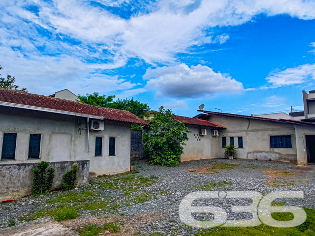 Descubra o refúgio perfeito para sua família e um espaço ideal para seu empreendimento em Joinville-SC, no bairro Jarivatuba. Este imóvel único, com área total de 362,10m², combina uma residência acolhedora e um ponto comercial estabelecido, oferecendo versatilidade e conforto em um só lugar. Estuda permuta.

A propriedade dispõe de duas edificações separadas sobre um terreno plano e bem dimensionado. A primeira, uma casa residencial de 90m², é composta por um dormitório confortável, uma suíte, adicionando um potencial de personalização. A cozinha, completamente equipada, serve como o coração da casa, ligada a sala de estar. Também há um charmoso jardim de inverno que proporciona luz natural e um toque de natureza ao ambiente.

A segunda edificação, com cerca de 50m², oferecendo uma excelente oportunidade para quem busca empreender ou garantir uma renda extra através de aluguel. Este espaço é composto por duas salas e um banheiro, ideal para diversos tipos de atividades comerciais.

O imóvel ainda conta com uma garagem coberta, área de serviço espaçosa, churrasqueira e áreas sociais amplas, incluindo duas salas de estar que promovem o bem-estar e aconchego para toda a família. Completo com ar-condicionado e móveis planejados na cozinha, este lar está pronto para receber seus novos moradores com todo o conforto necessário.

Este imóvel é uma verdadeira joia em Jarivatuba, representando uma oportunidade rara de combinar vida residencial e comercial em uma das áreas mais desejáveis de Joinville. Seja para morar, investir ou ambos, este imóvel atende a todas as necessidades com excelência e qualidade, refletindo os mais de 30 anos de expertise da 636 Negócios Imobiliários em conectar pessoas a espaços que transformam vidas. Venha conhecer e se encantar!
 
636 NEGÓCIOS IMOBILIÁRIOS: A SUA MELHOR ESCOLHA
Com mais de 30 anos de experiência, a 636 Negócios Imobiliários é sua parceira ideal para encontrar o imóvel perfeito. Estamos prontos para ajudá-lo a fazer deste imóvel o seu novo lar.
 
Telefone: (47) 3451-0636
WhatsApp: (47) 99190-0636
 
Não perca esta oportunidade única. Visite nosso site para mais informações: i636.com.br