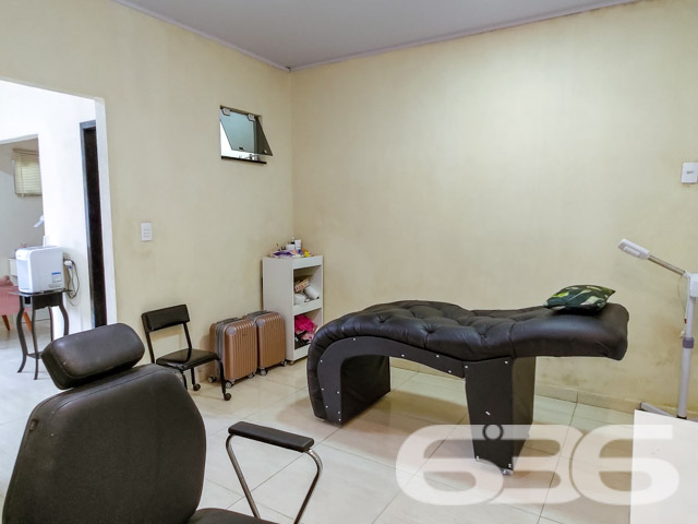 Descubra o refúgio perfeito para sua família e um espaço ideal para seu empreendimento em Joinville-SC, no bairro Jarivatuba. Este imóvel único, com área total de 362,10m², combina uma residência acolhedora e um ponto comercial estabelecido, oferecendo versatilidade e conforto em um só lugar. Estuda permuta.

A propriedade dispõe de duas edificações separadas sobre um terreno plano e bem dimensionado. A primeira, uma casa residencial de 90m², é composta por um dormitório confortável, uma suíte, adicionando um potencial de personalização. A cozinha, completamente equipada, serve como o coração da casa, ligada a sala de estar. Também há um charmoso jardim de inverno que proporciona luz natural e um toque de natureza ao ambiente.

A segunda edificação, com cerca de 50m², oferecendo uma excelente oportunidade para quem busca empreender ou garantir uma renda extra através de aluguel. Este espaço é composto por duas salas e um banheiro, ideal para diversos tipos de atividades comerciais.

O imóvel ainda conta com uma garagem coberta, área de serviço espaçosa, churrasqueira e áreas sociais amplas, incluindo duas salas de estar que promovem o bem-estar e aconchego para toda a família. Completo com ar-condicionado e móveis planejados na cozinha, este lar está pronto para receber seus novos moradores com todo o conforto necessário.

Este imóvel é uma verdadeira joia em Jarivatuba, representando uma oportunidade rara de combinar vida residencial e comercial em uma das áreas mais desejáveis de Joinville. Seja para morar, investir ou ambos, este imóvel atende a todas as necessidades com excelência e qualidade, refletindo os mais de 30 anos de expertise da 636 Negócios Imobiliários em conectar pessoas a espaços que transformam vidas. Venha conhecer e se encantar!
 
636 NEGÓCIOS IMOBILIÁRIOS: A SUA MELHOR ESCOLHA
Com mais de 30 anos de experiência, a 636 Negócios Imobiliários é sua parceira ideal para encontrar o imóvel perfeito. Estamos prontos para ajudá-lo a fazer deste imóvel o seu novo lar.
 
Telefone: (47) 3451-0636
WhatsApp: (47) 99190-0636
 
Não perca esta oportunidade única. Visite nosso site para mais informações: i636.com.br