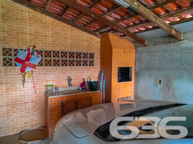 Descubra o refúgio perfeito para sua família e um espaço ideal para seu empreendimento em Joinville-SC, no bairro Jarivatuba. Este imóvel único, com área total de 362,10m², combina uma residência acolhedora e um ponto comercial estabelecido, oferecendo versatilidade e conforto em um só lugar. Estuda permuta.

A propriedade dispõe de duas edificações separadas sobre um terreno plano e bem dimensionado. A primeira, uma casa residencial de 90m², é composta por um dormitório confortável, uma suíte, adicionando um potencial de personalização. A cozinha, completamente equipada, serve como o coração da casa, ligada a sala de estar. Também há um charmoso jardim de inverno que proporciona luz natural e um toque de natureza ao ambiente.

A segunda edificação, com cerca de 50m², oferecendo uma excelente oportunidade para quem busca empreender ou garantir uma renda extra através de aluguel. Este espaço é composto por duas salas e um banheiro, ideal para diversos tipos de atividades comerciais.

O imóvel ainda conta com uma garagem coberta, área de serviço espaçosa, churrasqueira e áreas sociais amplas, incluindo duas salas de estar que promovem o bem-estar e aconchego para toda a família. Completo com ar-condicionado e móveis planejados na cozinha, este lar está pronto para receber seus novos moradores com todo o conforto necessário.

Este imóvel é uma verdadeira joia em Jarivatuba, representando uma oportunidade rara de combinar vida residencial e comercial em uma das áreas mais desejáveis de Joinville. Seja para morar, investir ou ambos, este imóvel atende a todas as necessidades com excelência e qualidade, refletindo os mais de 30 anos de expertise da 636 Negócios Imobiliários em conectar pessoas a espaços que transformam vidas. Venha conhecer e se encantar!
 
636 NEGÓCIOS IMOBILIÁRIOS: A SUA MELHOR ESCOLHA
Com mais de 30 anos de experiência, a 636 Negócios Imobiliários é sua parceira ideal para encontrar o imóvel perfeito. Estamos prontos para ajudá-lo a fazer deste imóvel o seu novo lar.
 
Telefone: (47) 3451-0636
WhatsApp: (47) 99190-0636
 
Não perca esta oportunidade única. Visite nosso site para mais informações: i636.com.br