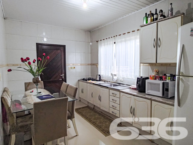 Descubra o refúgio perfeito para sua família e um espaço ideal para seu empreendimento em Joinville-SC, no bairro Jarivatuba. Este imóvel único, com área total de 362,10m², combina uma residência acolhedora e um ponto comercial estabelecido, oferecendo versatilidade e conforto em um só lugar. Estuda permuta.

A propriedade dispõe de duas edificações separadas sobre um terreno plano e bem dimensionado. A primeira, uma casa residencial de 90m², é composta por um dormitório confortável, uma suíte, adicionando um potencial de personalização. A cozinha, completamente equipada, serve como o coração da casa, ligada a sala de estar. Também há um charmoso jardim de inverno que proporciona luz natural e um toque de natureza ao ambiente.

A segunda edificação, com cerca de 50m², oferecendo uma excelente oportunidade para quem busca empreender ou garantir uma renda extra através de aluguel. Este espaço é composto por duas salas e um banheiro, ideal para diversos tipos de atividades comerciais.

O imóvel ainda conta com uma garagem coberta, área de serviço espaçosa, churrasqueira e áreas sociais amplas, incluindo duas salas de estar que promovem o bem-estar e aconchego para toda a família. Completo com ar-condicionado e móveis planejados na cozinha, este lar está pronto para receber seus novos moradores com todo o conforto necessário.

Este imóvel é uma verdadeira joia em Jarivatuba, representando uma oportunidade rara de combinar vida residencial e comercial em uma das áreas mais desejáveis de Joinville. Seja para morar, investir ou ambos, este imóvel atende a todas as necessidades com excelência e qualidade, refletindo os mais de 30 anos de expertise da 636 Negócios Imobiliários em conectar pessoas a espaços que transformam vidas. Venha conhecer e se encantar!
 
636 NEGÓCIOS IMOBILIÁRIOS: A SUA MELHOR ESCOLHA
Com mais de 30 anos de experiência, a 636 Negócios Imobiliários é sua parceira ideal para encontrar o imóvel perfeito. Estamos prontos para ajudá-lo a fazer deste imóvel o seu novo lar.
 
Telefone: (47) 3451-0636
WhatsApp: (47) 99190-0636
 
Não perca esta oportunidade única. Visite nosso site para mais informações: i636.com.br