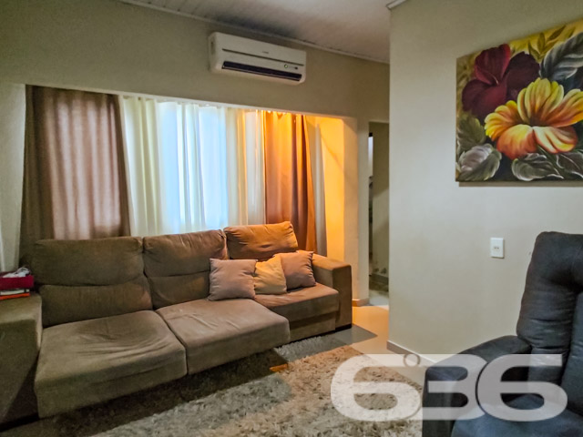 Descubra o refúgio perfeito para sua família e um espaço ideal para seu empreendimento em Joinville-SC, no bairro Jarivatuba. Este imóvel único, com área total de 362,10m², combina uma residência acolhedora e um ponto comercial estabelecido, oferecendo versatilidade e conforto em um só lugar. Estuda permuta.

A propriedade dispõe de duas edificações separadas sobre um terreno plano e bem dimensionado. A primeira, uma casa residencial de 90m², é composta por um dormitório confortável, uma suíte, adicionando um potencial de personalização. A cozinha, completamente equipada, serve como o coração da casa, ligada a sala de estar. Também há um charmoso jardim de inverno que proporciona luz natural e um toque de natureza ao ambiente.

A segunda edificação, com cerca de 50m², oferecendo uma excelente oportunidade para quem busca empreender ou garantir uma renda extra através de aluguel. Este espaço é composto por duas salas e um banheiro, ideal para diversos tipos de atividades comerciais.

O imóvel ainda conta com uma garagem coberta, área de serviço espaçosa, churrasqueira e áreas sociais amplas, incluindo duas salas de estar que promovem o bem-estar e aconchego para toda a família. Completo com ar-condicionado e móveis planejados na cozinha, este lar está pronto para receber seus novos moradores com todo o conforto necessário.

Este imóvel é uma verdadeira joia em Jarivatuba, representando uma oportunidade rara de combinar vida residencial e comercial em uma das áreas mais desejáveis de Joinville. Seja para morar, investir ou ambos, este imóvel atende a todas as necessidades com excelência e qualidade, refletindo os mais de 30 anos de expertise da 636 Negócios Imobiliários em conectar pessoas a espaços que transformam vidas. Venha conhecer e se encantar!
 
636 NEGÓCIOS IMOBILIÁRIOS: A SUA MELHOR ESCOLHA
Com mais de 30 anos de experiência, a 636 Negócios Imobiliários é sua parceira ideal para encontrar o imóvel perfeito. Estamos prontos para ajudá-lo a fazer deste imóvel o seu novo lar.
 
Telefone: (47) 3451-0636
WhatsApp: (47) 99190-0636
 
Não perca esta oportunidade única. Visite nosso site para mais informações: i636.com.br