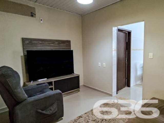 Descubra o refúgio perfeito para sua família e um espaço ideal para seu empreendimento em Joinville-SC, no bairro Jarivatuba. Este imóvel único, com área total de 362,10m², combina uma residência acolhedora e um ponto comercial estabelecido, oferecendo versatilidade e conforto em um só lugar. Estuda permuta.

A propriedade dispõe de duas edificações separadas sobre um terreno plano e bem dimensionado. A primeira, uma casa residencial de 90m², é composta por um dormitório confortável, uma suíte, adicionando um potencial de personalização. A cozinha, completamente equipada, serve como o coração da casa, ligada a sala de estar. Também há um charmoso jardim de inverno que proporciona luz natural e um toque de natureza ao ambiente.

A segunda edificação, com cerca de 50m², oferecendo uma excelente oportunidade para quem busca empreender ou garantir uma renda extra através de aluguel. Este espaço é composto por duas salas e um banheiro, ideal para diversos tipos de atividades comerciais.

O imóvel ainda conta com uma garagem coberta, área de serviço espaçosa, churrasqueira e áreas sociais amplas, incluindo duas salas de estar que promovem o bem-estar e aconchego para toda a família. Completo com ar-condicionado e móveis planejados na cozinha, este lar está pronto para receber seus novos moradores com todo o conforto necessário.

Este imóvel é uma verdadeira joia em Jarivatuba, representando uma oportunidade rara de combinar vida residencial e comercial em uma das áreas mais desejáveis de Joinville. Seja para morar, investir ou ambos, este imóvel atende a todas as necessidades com excelência e qualidade, refletindo os mais de 30 anos de expertise da 636 Negócios Imobiliários em conectar pessoas a espaços que transformam vidas. Venha conhecer e se encantar!
 
636 NEGÓCIOS IMOBILIÁRIOS: A SUA MELHOR ESCOLHA
Com mais de 30 anos de experiência, a 636 Negócios Imobiliários é sua parceira ideal para encontrar o imóvel perfeito. Estamos prontos para ajudá-lo a fazer deste imóvel o seu novo lar.
 
Telefone: (47) 3451-0636
WhatsApp: (47) 99190-0636
 
Não perca esta oportunidade única. Visite nosso site para mais informações: i636.com.br