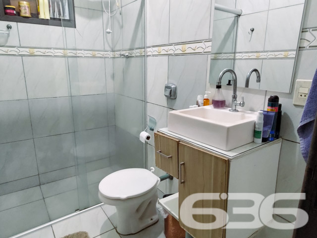 Descubra o refúgio perfeito para sua família e um espaço ideal para seu empreendimento em Joinville-SC, no bairro Jarivatuba. Este imóvel único, com área total de 362,10m², combina uma residência acolhedora e um ponto comercial estabelecido, oferecendo versatilidade e conforto em um só lugar. Estuda permuta.

A propriedade dispõe de duas edificações separadas sobre um terreno plano e bem dimensionado. A primeira, uma casa residencial de 90m², é composta por um dormitório confortável, uma suíte, adicionando um potencial de personalização. A cozinha, completamente equipada, serve como o coração da casa, ligada a sala de estar. Também há um charmoso jardim de inverno que proporciona luz natural e um toque de natureza ao ambiente.

A segunda edificação, com cerca de 50m², oferecendo uma excelente oportunidade para quem busca empreender ou garantir uma renda extra através de aluguel. Este espaço é composto por duas salas e um banheiro, ideal para diversos tipos de atividades comerciais.

O imóvel ainda conta com uma garagem coberta, área de serviço espaçosa, churrasqueira e áreas sociais amplas, incluindo duas salas de estar que promovem o bem-estar e aconchego para toda a família. Completo com ar-condicionado e móveis planejados na cozinha, este lar está pronto para receber seus novos moradores com todo o conforto necessário.

Este imóvel é uma verdadeira joia em Jarivatuba, representando uma oportunidade rara de combinar vida residencial e comercial em uma das áreas mais desejáveis de Joinville. Seja para morar, investir ou ambos, este imóvel atende a todas as necessidades com excelência e qualidade, refletindo os mais de 30 anos de expertise da 636 Negócios Imobiliários em conectar pessoas a espaços que transformam vidas. Venha conhecer e se encantar!
 
636 NEGÓCIOS IMOBILIÁRIOS: A SUA MELHOR ESCOLHA
Com mais de 30 anos de experiência, a 636 Negócios Imobiliários é sua parceira ideal para encontrar o imóvel perfeito. Estamos prontos para ajudá-lo a fazer deste imóvel o seu novo lar.
 
Telefone: (47) 3451-0636
WhatsApp: (47) 99190-0636
 
Não perca esta oportunidade única. Visite nosso site para mais informações: i636.com.br