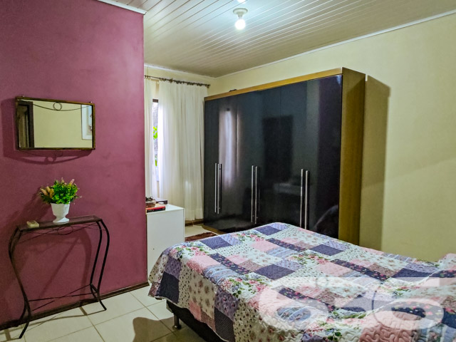 Descubra o refúgio perfeito para sua família e um espaço ideal para seu empreendimento em Joinville-SC, no bairro Jarivatuba. Este imóvel único, com área total de 362,10m², combina uma residência acolhedora e um ponto comercial estabelecido, oferecendo versatilidade e conforto em um só lugar. Estuda permuta.

A propriedade dispõe de duas edificações separadas sobre um terreno plano e bem dimensionado. A primeira, uma casa residencial de 90m², é composta por um dormitório confortável, uma suíte, adicionando um potencial de personalização. A cozinha, completamente equipada, serve como o coração da casa, ligada a sala de estar. Também há um charmoso jardim de inverno que proporciona luz natural e um toque de natureza ao ambiente.

A segunda edificação, com cerca de 50m², oferecendo uma excelente oportunidade para quem busca empreender ou garantir uma renda extra através de aluguel. Este espaço é composto por duas salas e um banheiro, ideal para diversos tipos de atividades comerciais.

O imóvel ainda conta com uma garagem coberta, área de serviço espaçosa, churrasqueira e áreas sociais amplas, incluindo duas salas de estar que promovem o bem-estar e aconchego para toda a família. Completo com ar-condicionado e móveis planejados na cozinha, este lar está pronto para receber seus novos moradores com todo o conforto necessário.

Este imóvel é uma verdadeira joia em Jarivatuba, representando uma oportunidade rara de combinar vida residencial e comercial em uma das áreas mais desejáveis de Joinville. Seja para morar, investir ou ambos, este imóvel atende a todas as necessidades com excelência e qualidade, refletindo os mais de 30 anos de expertise da 636 Negócios Imobiliários em conectar pessoas a espaços que transformam vidas. Venha conhecer e se encantar!
 
636 NEGÓCIOS IMOBILIÁRIOS: A SUA MELHOR ESCOLHA
Com mais de 30 anos de experiência, a 636 Negócios Imobiliários é sua parceira ideal para encontrar o imóvel perfeito. Estamos prontos para ajudá-lo a fazer deste imóvel o seu novo lar.
 
Telefone: (47) 3451-0636
WhatsApp: (47) 99190-0636
 
Não perca esta oportunidade única. Visite nosso site para mais informações: i636.com.br