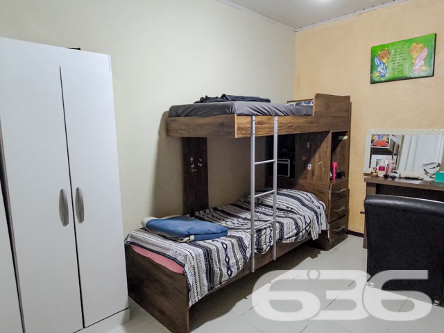 Descubra o refúgio perfeito para sua família e um espaço ideal para seu empreendimento em Joinville-SC, no bairro Jarivatuba. Este imóvel único, com área total de 362,10m², combina uma residência acolhedora e um ponto comercial estabelecido, oferecendo versatilidade e conforto em um só lugar. Estuda permuta.

A propriedade dispõe de duas edificações separadas sobre um terreno plano e bem dimensionado. A primeira, uma casa residencial de 90m², é composta por um dormitório confortável, uma suíte, adicionando um potencial de personalização. A cozinha, completamente equipada, serve como o coração da casa, ligada a sala de estar. Também há um charmoso jardim de inverno que proporciona luz natural e um toque de natureza ao ambiente.

A segunda edificação, com cerca de 50m², oferecendo uma excelente oportunidade para quem busca empreender ou garantir uma renda extra através de aluguel. Este espaço é composto por duas salas e um banheiro, ideal para diversos tipos de atividades comerciais.

O imóvel ainda conta com uma garagem coberta, área de serviço espaçosa, churrasqueira e áreas sociais amplas, incluindo duas salas de estar que promovem o bem-estar e aconchego para toda a família. Completo com ar-condicionado e móveis planejados na cozinha, este lar está pronto para receber seus novos moradores com todo o conforto necessário.

Este imóvel é uma verdadeira joia em Jarivatuba, representando uma oportunidade rara de combinar vida residencial e comercial em uma das áreas mais desejáveis de Joinville. Seja para morar, investir ou ambos, este imóvel atende a todas as necessidades com excelência e qualidade, refletindo os mais de 30 anos de expertise da 636 Negócios Imobiliários em conectar pessoas a espaços que transformam vidas. Venha conhecer e se encantar!
 
636 NEGÓCIOS IMOBILIÁRIOS: A SUA MELHOR ESCOLHA
Com mais de 30 anos de experiência, a 636 Negócios Imobiliários é sua parceira ideal para encontrar o imóvel perfeito. Estamos prontos para ajudá-lo a fazer deste imóvel o seu novo lar.
 
Telefone: (47) 3451-0636
WhatsApp: (47) 99190-0636
 
Não perca esta oportunidade única. Visite nosso site para mais informações: i636.com.br