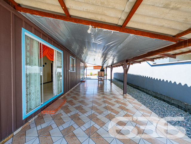 Descubra seu novo lar em Balneário Barra do Sul, uma residência térrea de padrão que combina conforto, conveniência e beleza. Esta casa conta com 60m² de área construída em um terreno de 300m², proporcionando maior privacidade e espaço. A localização, no tranquilo bairro de Pinheiros, oferece uma atmosfera de tranquilidade sem abrir mão da conveniência, estando próxima de vias de acesso, transporte público e serviços essenciais.
Ao entrar na propriedade, você será recebido por uma sala de estar espaçosa e bem iluminada, perfeita para relaxar ou receber visitas. A cozinha é ampla, com sala de jantar integrada, ideal para preparar e desfrutar de refeições em família. Os armários planejados oferecem praticidade e organização ao ambiente. A residência conta ainda com dois confortáveis dormitórios, garantindo privacidade e conforto para todos os moradores.
Para os momentos de lazer, a propriedade dispõe de uma área de festas com churrasqueira coberta, perfeita para confraternizações ou um relaxante fim de tarde. O jardim e as áreas externas são amplas, oferecendo espaço suficiente para pets ou atividades ao ar livre. Além disso, a garagem coberta assegura proteção para seus veículos.
Esta casa é totalmente murada e cercada com grades, proporcionando segurança e tranquilidade.
Se você procura uma residência que une a praticidade da vida moderna com o conforto e a tranquilidade, esta é a oportunidade ideal. Venha conhecer seu novo lar em Balneário Barra do Sul, uma cidade que oferece qualidade de vida e um ambiente acolhedor para você e sua família. A 636 Negócios Imobiliários, com mais de 30 anos de experiência no mercado imobiliário, está pronta para lhe auxiliar na realização desse sonho com excelência e segurança jurídica. Entre em contato e agende sua visita. Descubra mais sobre essa oportunidade única de viver bem!
636 NEGÓCIOS IMOBILIÁRIOS: A SUA MELHOR ESCOLHA
Com mais de 30 anos de experiência, a 636 Negócios Imobiliários é sua parceira ideal para encontrar o imóvel perfeito. Estamos prontos para ajudá-lo a fazer deste imóvel o seu novo lar.
Telefone: (47) 3451-0636
WhatsApp: (47) 99190-0636
Não perca esta oportunidade única. Visite nosso site para mais informações: i636.com.br