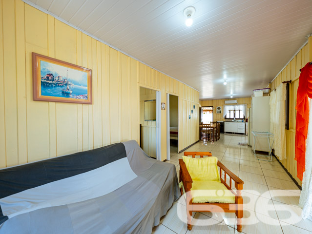 Descubra seu novo lar em Balneário Barra do Sul, uma residência térrea de padrão que combina conforto, conveniência e beleza. Esta casa conta com 60m² de área construída em um terreno de 300m², proporcionando maior privacidade e espaço. A localização, no tranquilo bairro de Pinheiros, oferece uma atmosfera de tranquilidade sem abrir mão da conveniência, estando próxima de vias de acesso, transporte público e serviços essenciais.
Ao entrar na propriedade, você será recebido por uma sala de estar espaçosa e bem iluminada, perfeita para relaxar ou receber visitas. A cozinha é ampla, com sala de jantar integrada, ideal para preparar e desfrutar de refeições em família. Os armários planejados oferecem praticidade e organização ao ambiente. A residência conta ainda com dois confortáveis dormitórios, garantindo privacidade e conforto para todos os moradores.
Para os momentos de lazer, a propriedade dispõe de uma área de festas com churrasqueira coberta, perfeita para confraternizações ou um relaxante fim de tarde. O jardim e as áreas externas são amplas, oferecendo espaço suficiente para pets ou atividades ao ar livre. Além disso, a garagem coberta assegura proteção para seus veículos.
Esta casa é totalmente murada e cercada com grades, proporcionando segurança e tranquilidade.
Se você procura uma residência que une a praticidade da vida moderna com o conforto e a tranquilidade, esta é a oportunidade ideal. Venha conhecer seu novo lar em Balneário Barra do Sul, uma cidade que oferece qualidade de vida e um ambiente acolhedor para você e sua família. A 636 Negócios Imobiliários, com mais de 30 anos de experiência no mercado imobiliário, está pronta para lhe auxiliar na realização desse sonho com excelência e segurança jurídica. Entre em contato e agende sua visita. Descubra mais sobre essa oportunidade única de viver bem!
636 NEGÓCIOS IMOBILIÁRIOS: A SUA MELHOR ESCOLHA
Com mais de 30 anos de experiência, a 636 Negócios Imobiliários é sua parceira ideal para encontrar o imóvel perfeito. Estamos prontos para ajudá-lo a fazer deste imóvel o seu novo lar.
Telefone: (47) 3451-0636
WhatsApp: (47) 99190-0636
Não perca esta oportunidade única. Visite nosso site para mais informações: i636.com.br