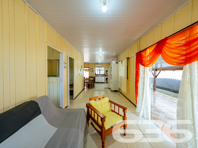 Descubra seu novo lar em Balneário Barra do Sul, uma residência térrea de padrão que combina conforto, conveniência e beleza. Esta casa conta com 60m² de área construída em um terreno de 300m², proporcionando maior privacidade e espaço. A localização, no tranquilo bairro de Pinheiros, oferece uma atmosfera de tranquilidade sem abrir mão da conveniência, estando próxima de vias de acesso, transporte público e serviços essenciais.
Ao entrar na propriedade, você será recebido por uma sala de estar espaçosa e bem iluminada, perfeita para relaxar ou receber visitas. A cozinha é ampla, com sala de jantar integrada, ideal para preparar e desfrutar de refeições em família. Os armários planejados oferecem praticidade e organização ao ambiente. A residência conta ainda com dois confortáveis dormitórios, garantindo privacidade e conforto para todos os moradores.
Para os momentos de lazer, a propriedade dispõe de uma área de festas com churrasqueira coberta, perfeita para confraternizações ou um relaxante fim de tarde. O jardim e as áreas externas são amplas, oferecendo espaço suficiente para pets ou atividades ao ar livre. Além disso, a garagem coberta assegura proteção para seus veículos.
Esta casa é totalmente murada e cercada com grades, proporcionando segurança e tranquilidade.
Se você procura uma residência que une a praticidade da vida moderna com o conforto e a tranquilidade, esta é a oportunidade ideal. Venha conhecer seu novo lar em Balneário Barra do Sul, uma cidade que oferece qualidade de vida e um ambiente acolhedor para você e sua família. A 636 Negócios Imobiliários, com mais de 30 anos de experiência no mercado imobiliário, está pronta para lhe auxiliar na realização desse sonho com excelência e segurança jurídica. Entre em contato e agende sua visita. Descubra mais sobre essa oportunidade única de viver bem!
636 NEGÓCIOS IMOBILIÁRIOS: A SUA MELHOR ESCOLHA
Com mais de 30 anos de experiência, a 636 Negócios Imobiliários é sua parceira ideal para encontrar o imóvel perfeito. Estamos prontos para ajudá-lo a fazer deste imóvel o seu novo lar.
Telefone: (47) 3451-0636
WhatsApp: (47) 99190-0636
Não perca esta oportunidade única. Visite nosso site para mais informações: i636.com.br