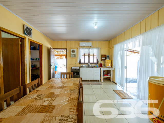 Descubra seu novo lar em Balneário Barra do Sul, uma residência térrea de padrão que combina conforto, conveniência e beleza. Esta casa conta com 60m² de área construída em um terreno de 300m², proporcionando maior privacidade e espaço. A localização, no tranquilo bairro de Pinheiros, oferece uma atmosfera de tranquilidade sem abrir mão da conveniência, estando próxima de vias de acesso, transporte público e serviços essenciais.
Ao entrar na propriedade, você será recebido por uma sala de estar espaçosa e bem iluminada, perfeita para relaxar ou receber visitas. A cozinha é ampla, com sala de jantar integrada, ideal para preparar e desfrutar de refeições em família. Os armários planejados oferecem praticidade e organização ao ambiente. A residência conta ainda com dois confortáveis dormitórios, garantindo privacidade e conforto para todos os moradores.
Para os momentos de lazer, a propriedade dispõe de uma área de festas com churrasqueira coberta, perfeita para confraternizações ou um relaxante fim de tarde. O jardim e as áreas externas são amplas, oferecendo espaço suficiente para pets ou atividades ao ar livre. Além disso, a garagem coberta assegura proteção para seus veículos.
Esta casa é totalmente murada e cercada com grades, proporcionando segurança e tranquilidade.
Se você procura uma residência que une a praticidade da vida moderna com o conforto e a tranquilidade, esta é a oportunidade ideal. Venha conhecer seu novo lar em Balneário Barra do Sul, uma cidade que oferece qualidade de vida e um ambiente acolhedor para você e sua família. A 636 Negócios Imobiliários, com mais de 30 anos de experiência no mercado imobiliário, está pronta para lhe auxiliar na realização desse sonho com excelência e segurança jurídica. Entre em contato e agende sua visita. Descubra mais sobre essa oportunidade única de viver bem!
636 NEGÓCIOS IMOBILIÁRIOS: A SUA MELHOR ESCOLHA
Com mais de 30 anos de experiência, a 636 Negócios Imobiliários é sua parceira ideal para encontrar o imóvel perfeito. Estamos prontos para ajudá-lo a fazer deste imóvel o seu novo lar.
Telefone: (47) 3451-0636
WhatsApp: (47) 99190-0636
Não perca esta oportunidade única. Visite nosso site para mais informações: i636.com.br