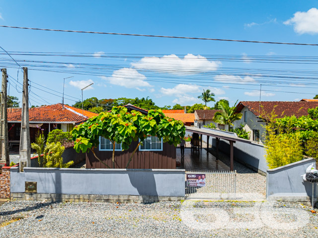 Descubra seu novo lar em Balneário Barra do Sul, uma residência térrea de padrão que combina conforto, conveniência e beleza. Esta casa conta com 60m² de área construída em um terreno de 300m², proporcionando maior privacidade e espaço. A localização, no tranquilo bairro de Pinheiros, oferece uma atmosfera de tranquilidade sem abrir mão da conveniência, estando próxima de vias de acesso, transporte público e serviços essenciais.
Ao entrar na propriedade, você será recebido por uma sala de estar espaçosa e bem iluminada, perfeita para relaxar ou receber visitas. A cozinha é ampla, com sala de jantar integrada, ideal para preparar e desfrutar de refeições em família. Os armários planejados oferecem praticidade e organização ao ambiente. A residência conta ainda com dois confortáveis dormitórios, garantindo privacidade e conforto para todos os moradores.
Para os momentos de lazer, a propriedade dispõe de uma área de festas com churrasqueira coberta, perfeita para confraternizações ou um relaxante fim de tarde. O jardim e as áreas externas são amplas, oferecendo espaço suficiente para pets ou atividades ao ar livre. Além disso, a garagem coberta assegura proteção para seus veículos.
Esta casa é totalmente murada e cercada com grades, proporcionando segurança e tranquilidade.
Se você procura uma residência que une a praticidade da vida moderna com o conforto e a tranquilidade, esta é a oportunidade ideal. Venha conhecer seu novo lar em Balneário Barra do Sul, uma cidade que oferece qualidade de vida e um ambiente acolhedor para você e sua família. A 636 Negócios Imobiliários, com mais de 30 anos de experiência no mercado imobiliário, está pronta para lhe auxiliar na realização desse sonho com excelência e segurança jurídica. Entre em contato e agende sua visita. Descubra mais sobre essa oportunidade única de viver bem!
636 NEGÓCIOS IMOBILIÁRIOS: A SUA MELHOR ESCOLHA
Com mais de 30 anos de experiência, a 636 Negócios Imobiliários é sua parceira ideal para encontrar o imóvel perfeito. Estamos prontos para ajudá-lo a fazer deste imóvel o seu novo lar.
Telefone: (47) 3451-0636
WhatsApp: (47) 99190-0636
Não perca esta oportunidade única. Visite nosso site para mais informações: i636.com.br